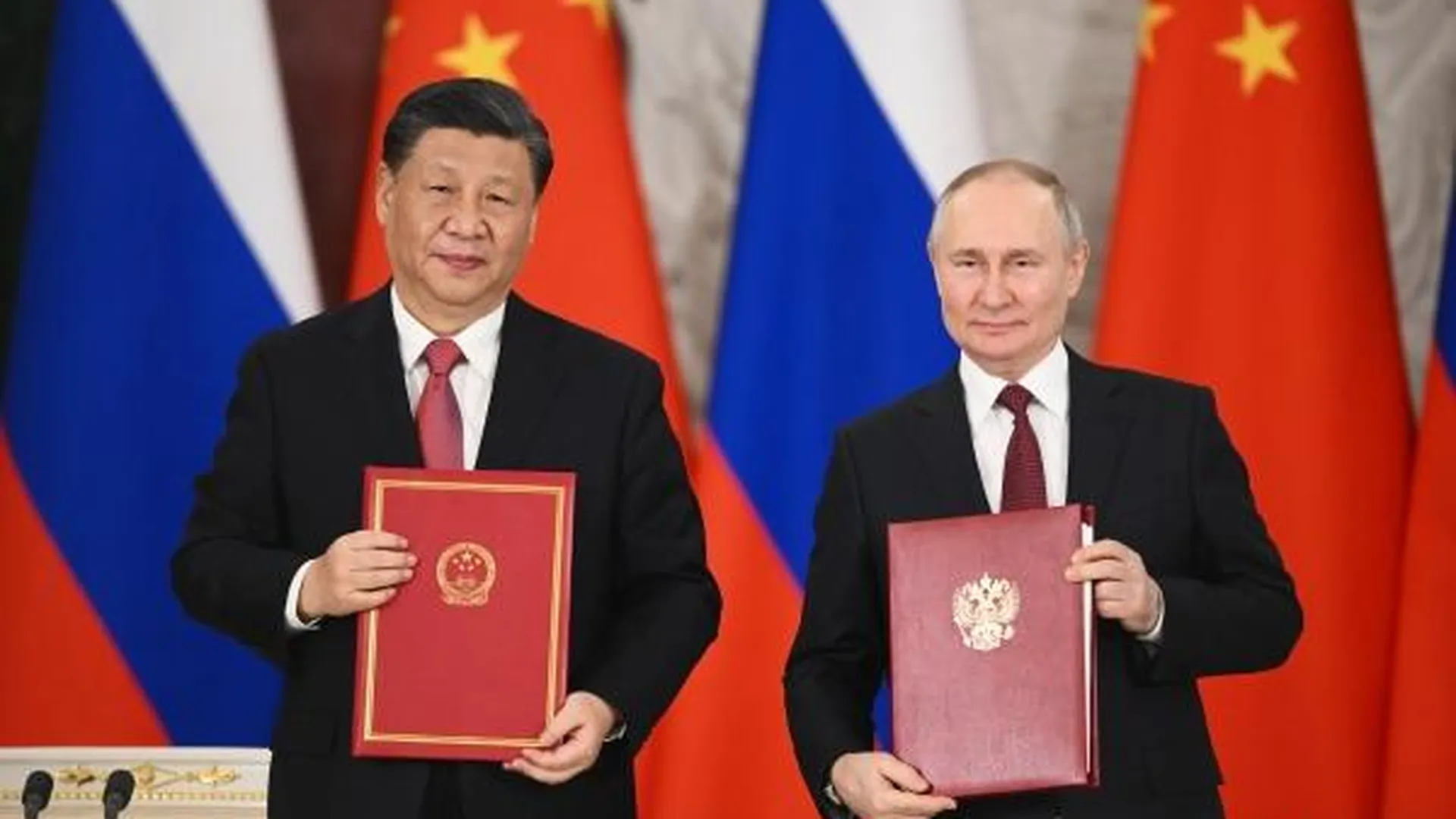 Владимир Путин и Си Цзиньпин на церемонии подписания совместных документов об углублении отношений и направлениях сотрудничества до 2030 года