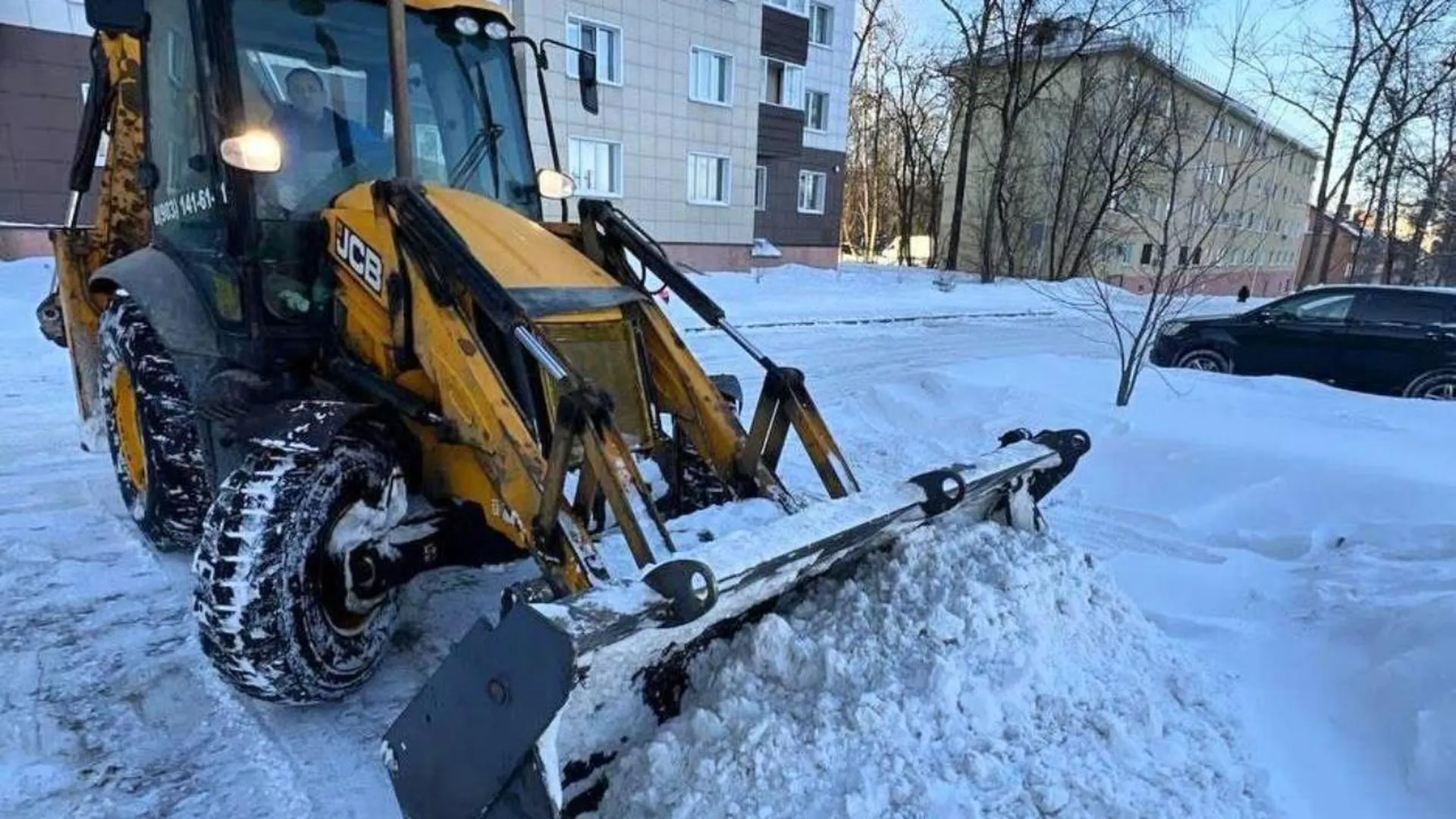 Коммунальные службы Подмосковья продолжают устранять последствия снегопада