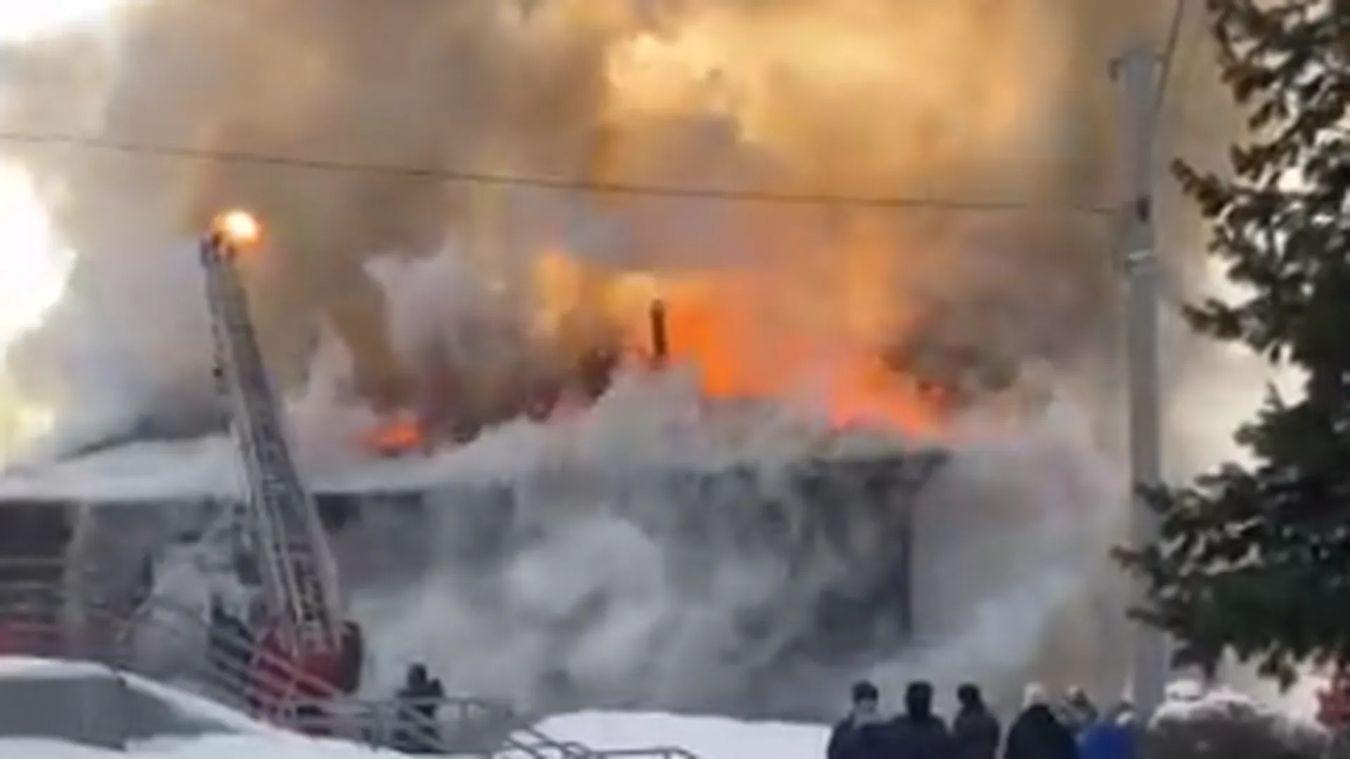 Деревянная школа загорелась в Горно-Алтайске. Видео