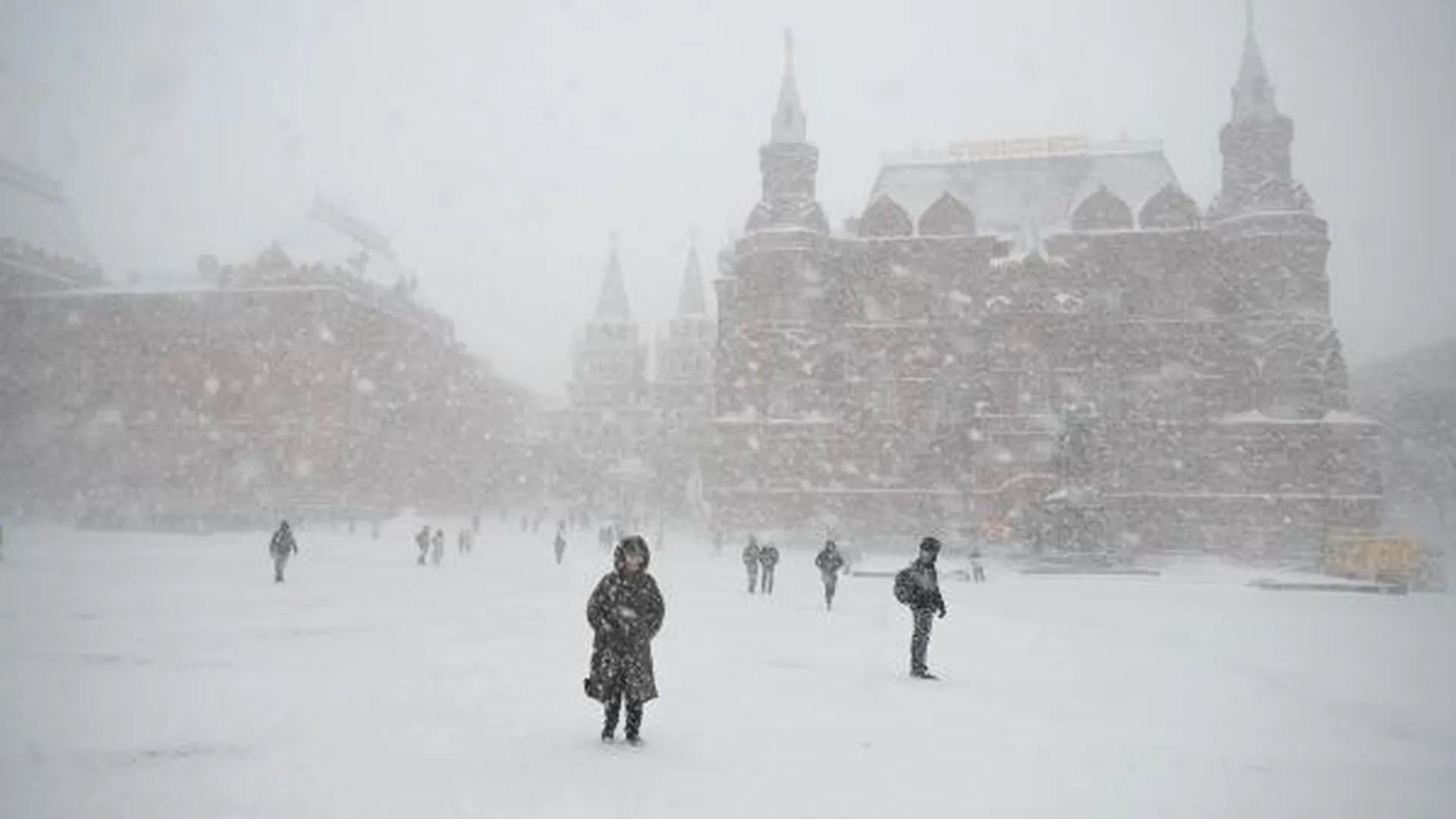 Москвичам посоветовали в четверг пересесть на городской транспорт из-за снегопада