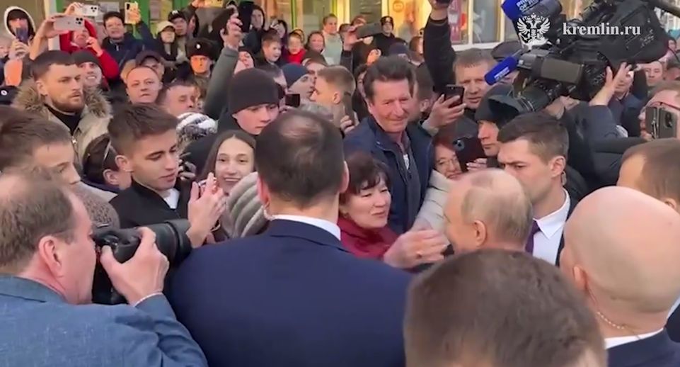 Жительницы Ставрополья пожелали Путину здоровья и расцеловали его