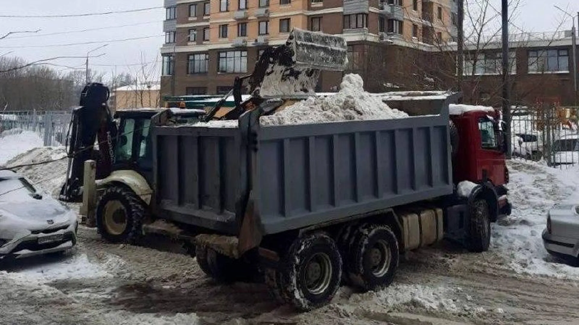 Более четырнадцати тысяч специалистов устраняют последствия снегопада в Подмосковье