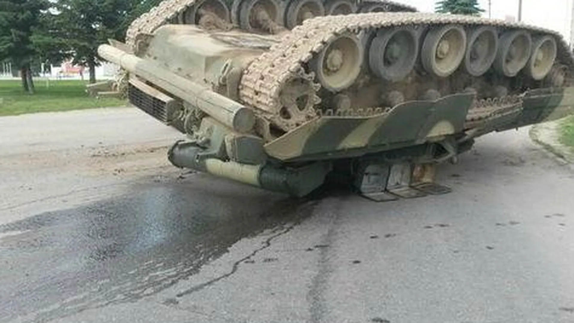 В Наро-Фоминске везли по городу и уронили танк