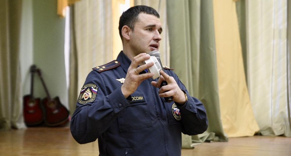 Госавтоинспекторы и спасатели провели беседу о безопасности со студентами колледжа в Солнечногорске