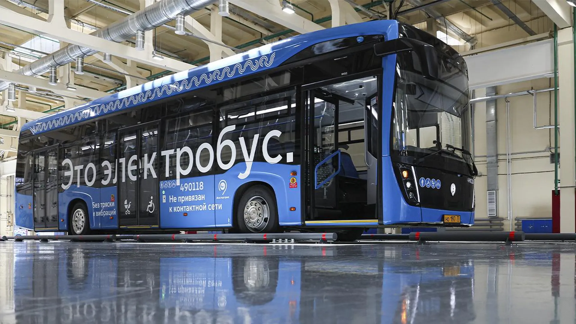 «От окурка до диверсии»: автоэксперт раскрыл возможные причины возгорания электробуса в Москве