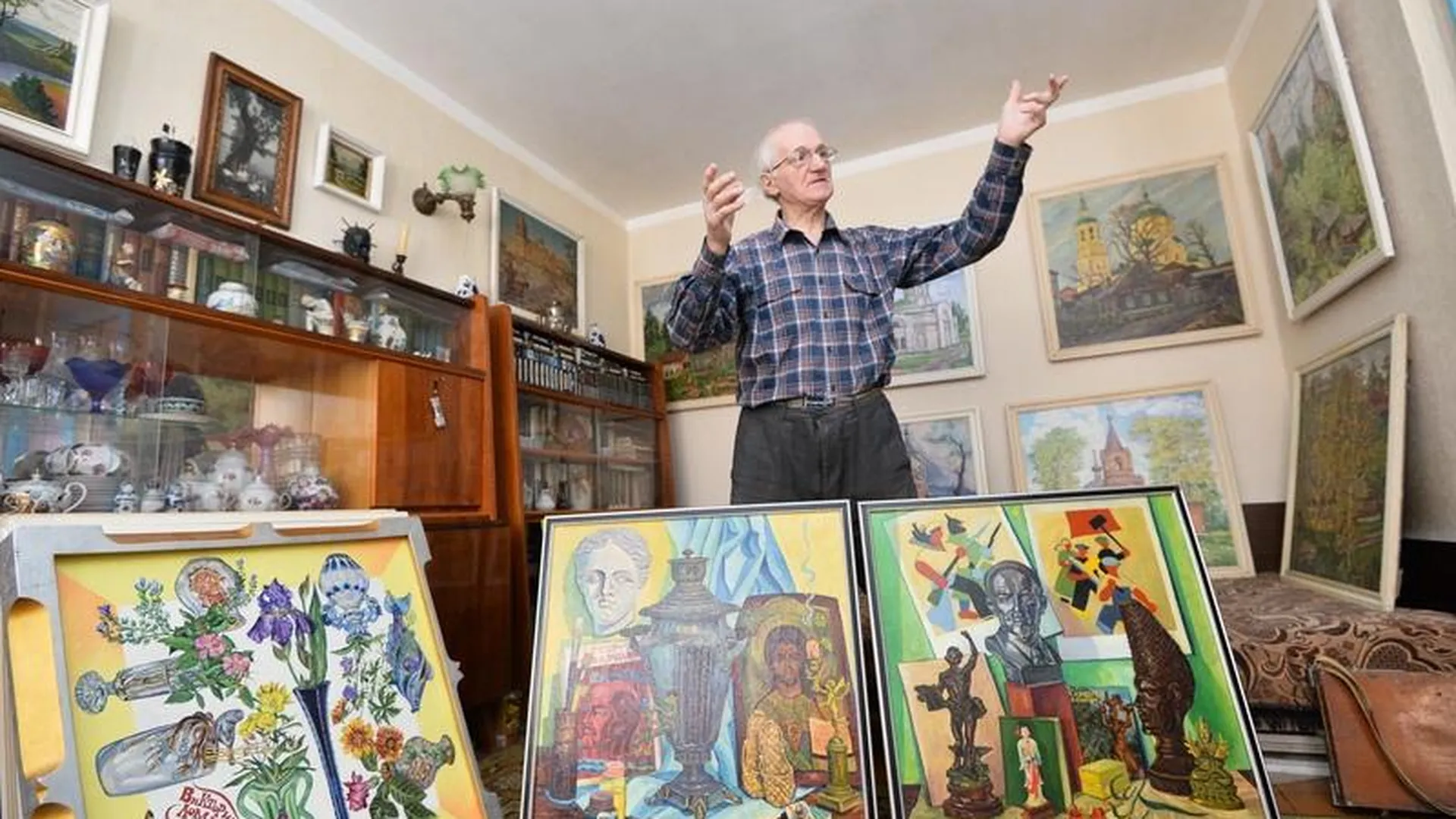 Пенсионер из Серпухова превратил свою двухкомнатную квартиру в художественную галерею