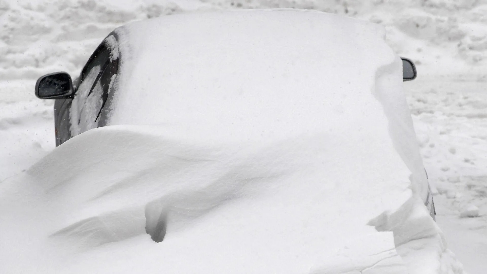 Сугроб из снега 4 буквы. Аномальный снегопад. Машина в снегу. Снежная буря сугробы. Сугробы снега на машине в Московской.