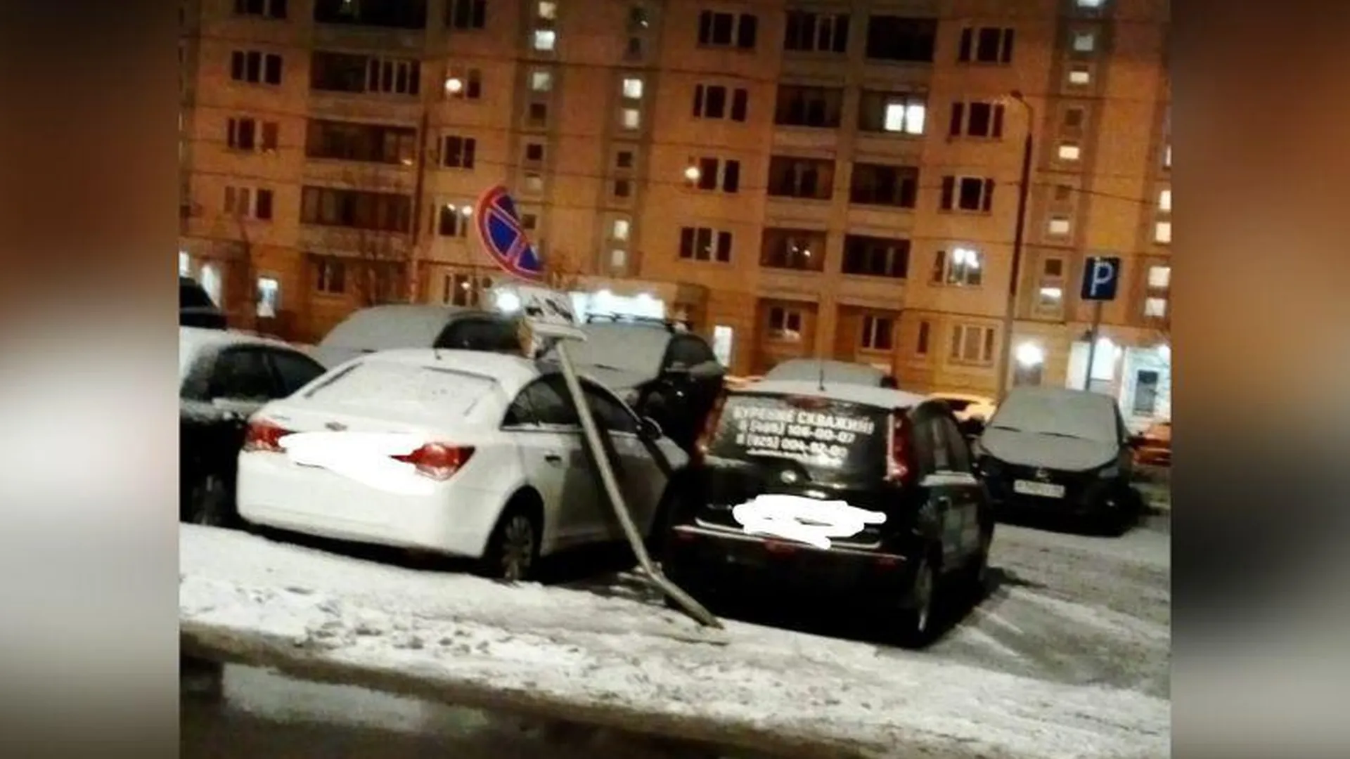 Автомобилиста, который сбил столб на припаркованные машины, разыскивают в Серпухове