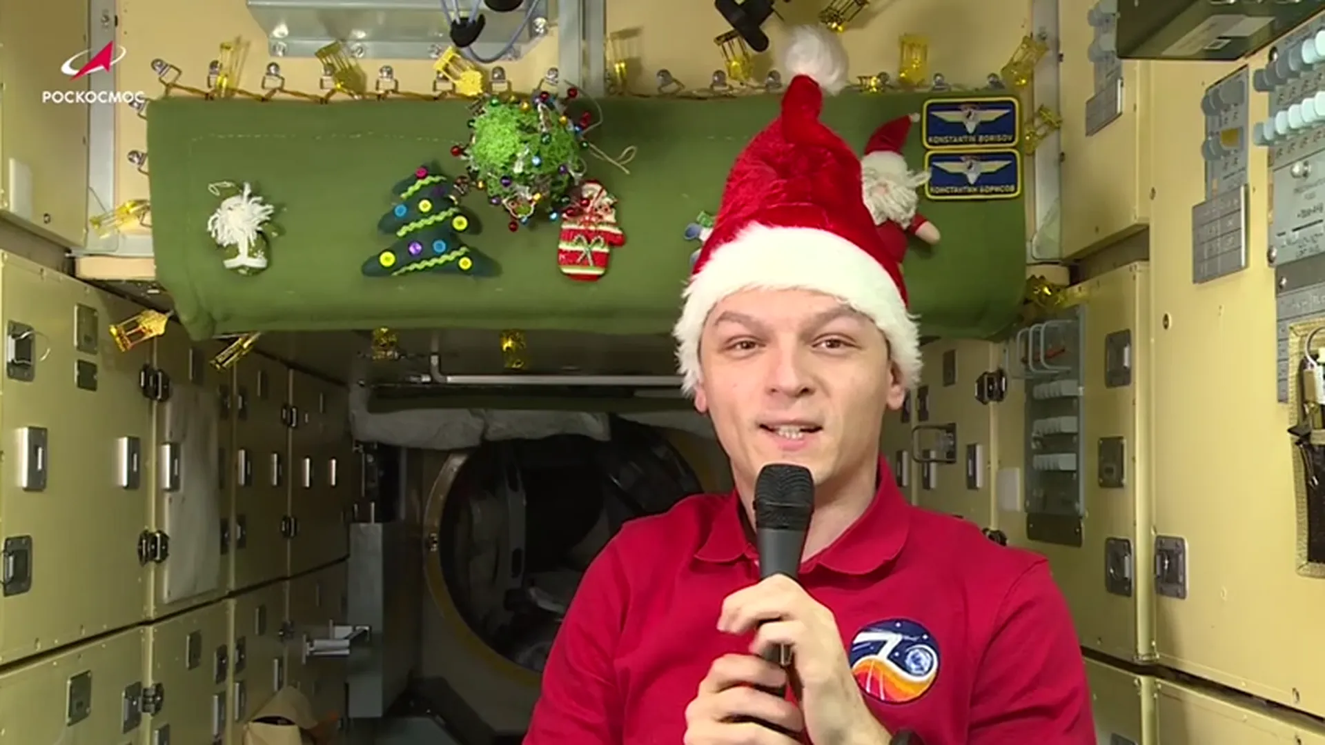 Российский космонавт украсил МКС елкой и необычной новогодней гирляндой