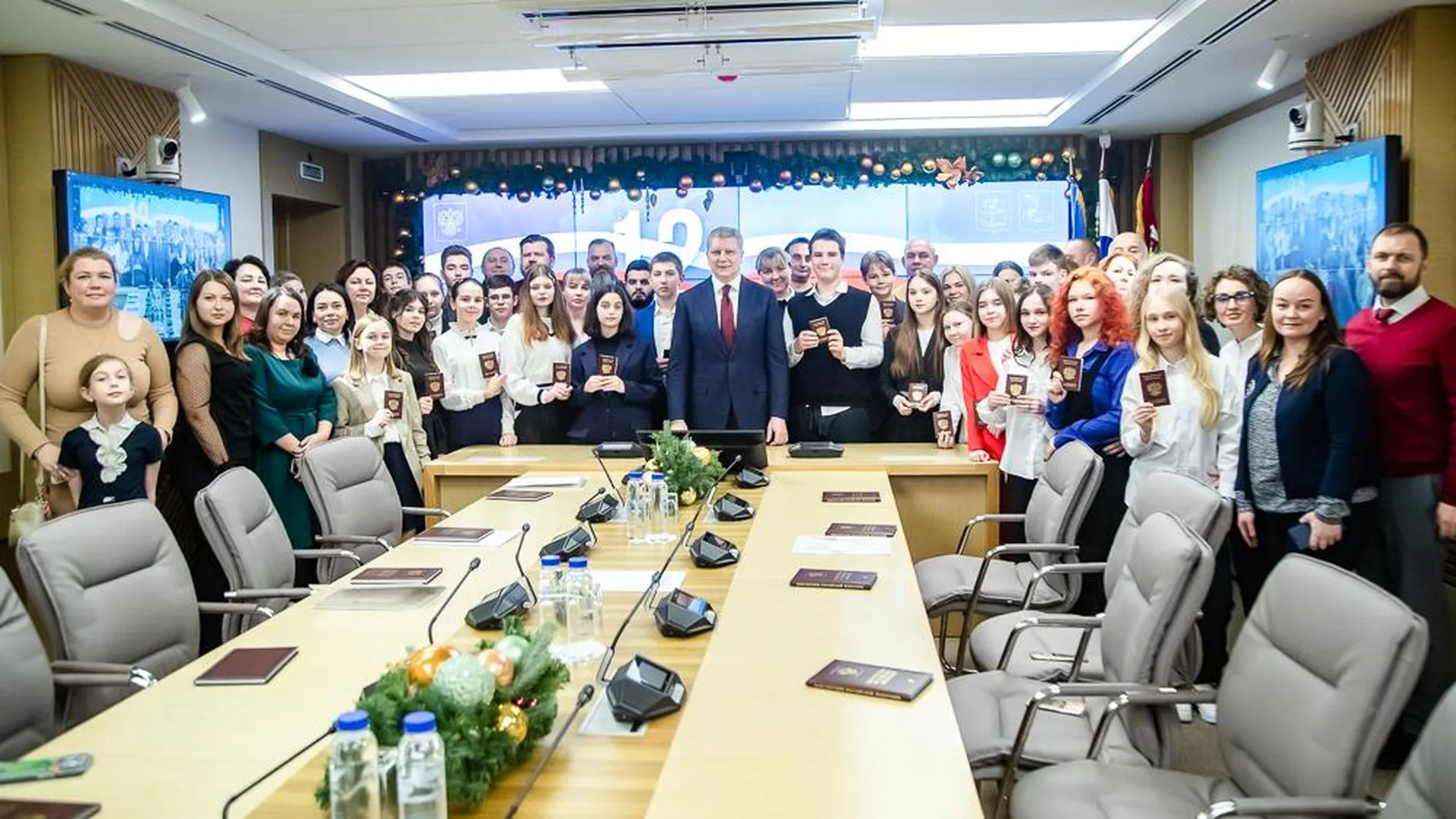 Подростки Одинцово получили первые паспорта в День Конституции