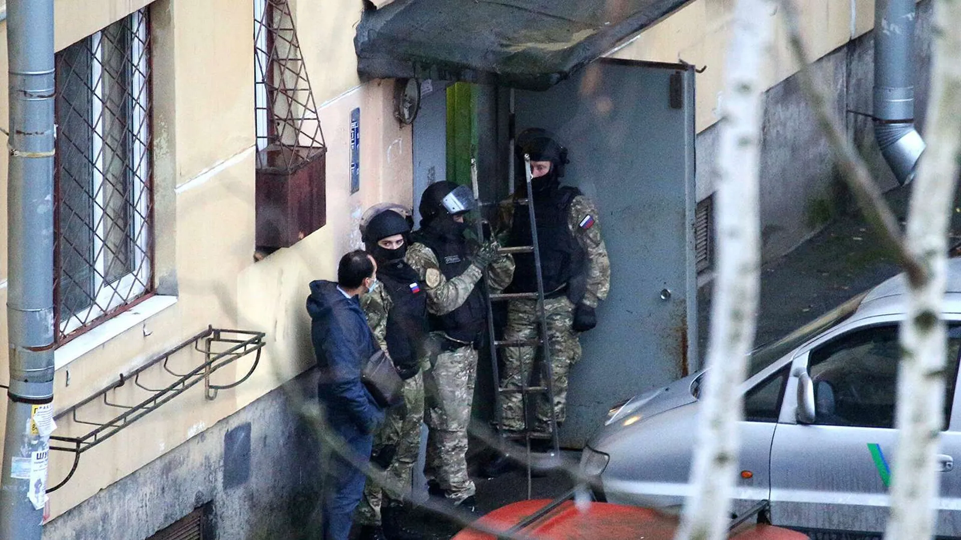 Мужчине, захватившему детей в заложники в Петербурге, предъявили обвинение