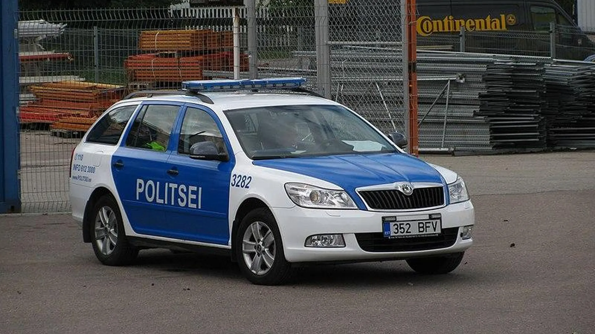 Эстонская полиция заставила водителей снять с машин наклейки «Я русский»