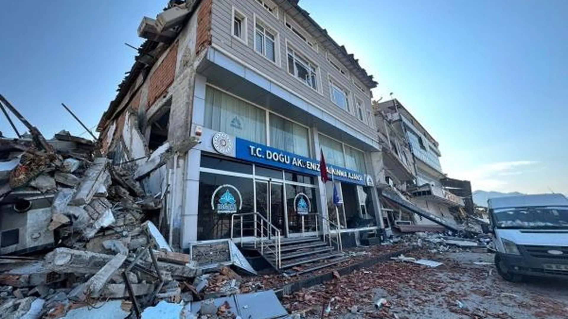 После землетрясений в Турции арестовали 247 недобросовестных строителей