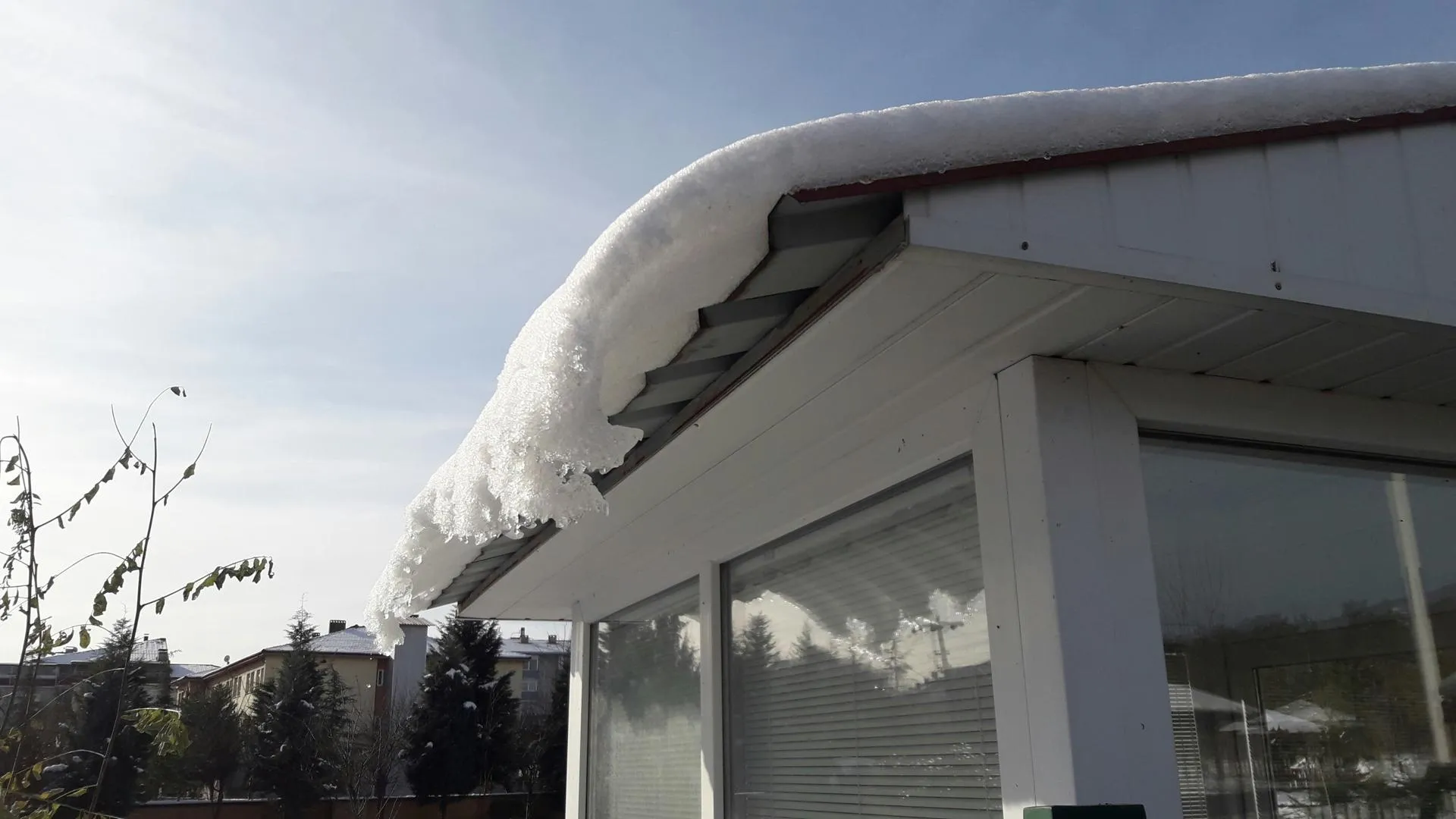 Жительницу Новосибирска увезли в больницу после удара рухнувшей с крыши глыбы льда