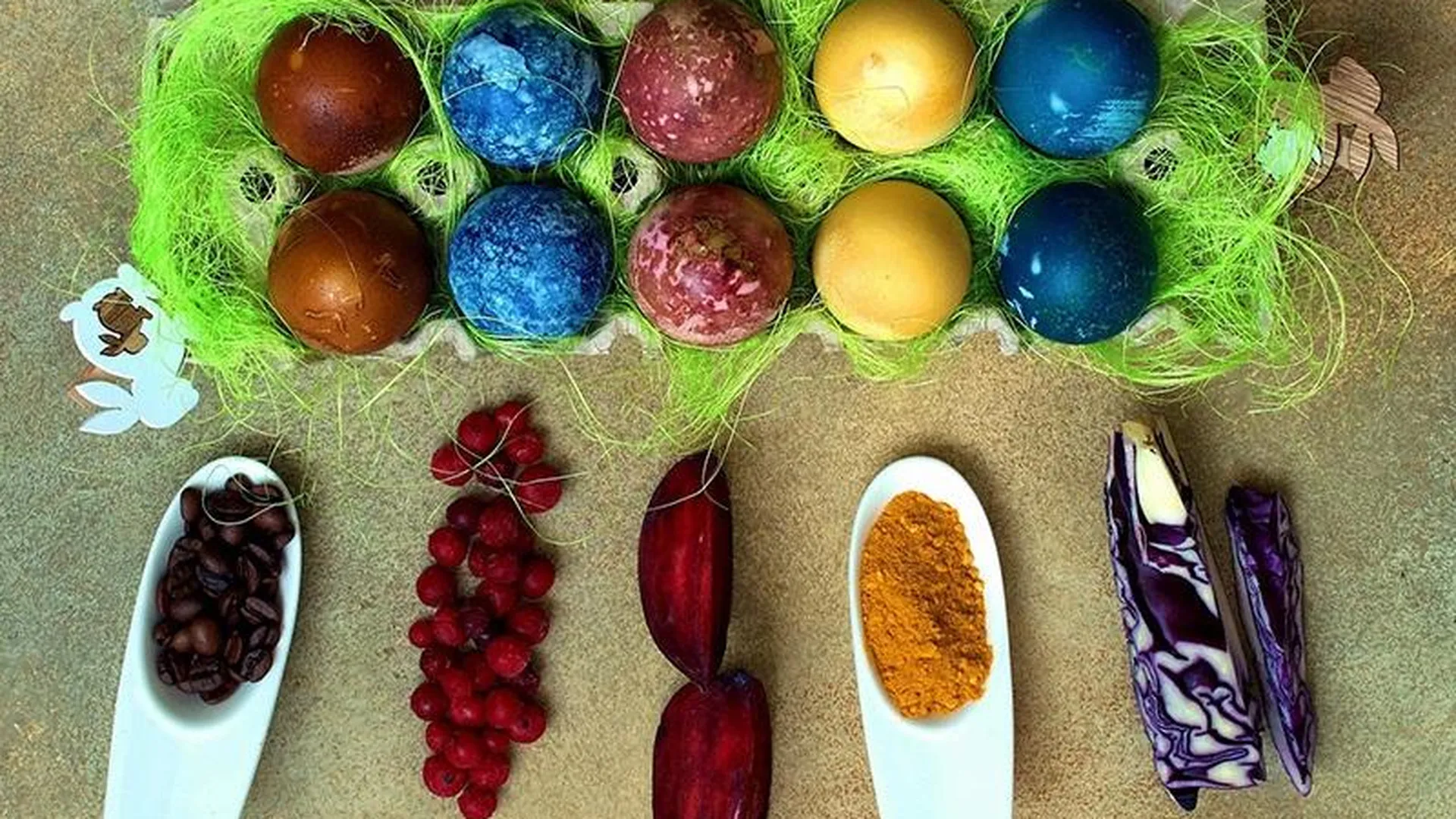 Жители Подмосковья красят пасхальные яйца специями и продуктами, не выходя из дома