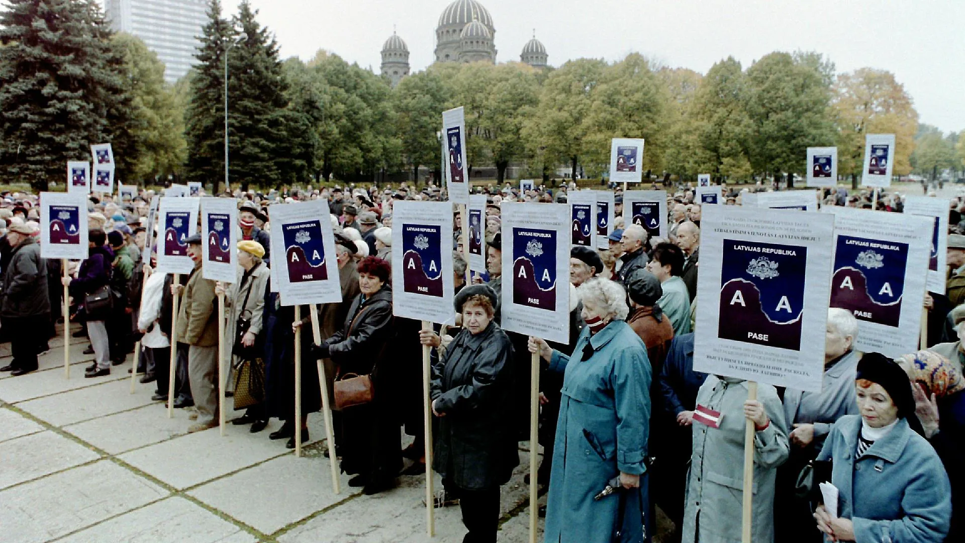 Митинг в Риге. Жители Латвии против паспортов неграждан, введенных в 1991 году и разделяющих население на граждан и неграждан, октябрь 2001 года / Victor Lisitsyn