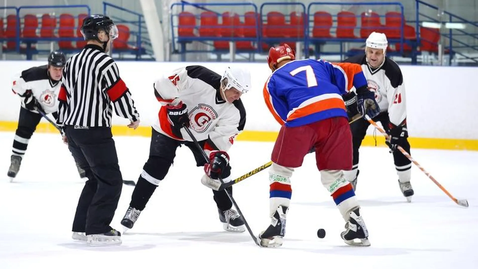 300 лет на команду: в регионе стартовал турнир для ветеранов и любителей хоккея