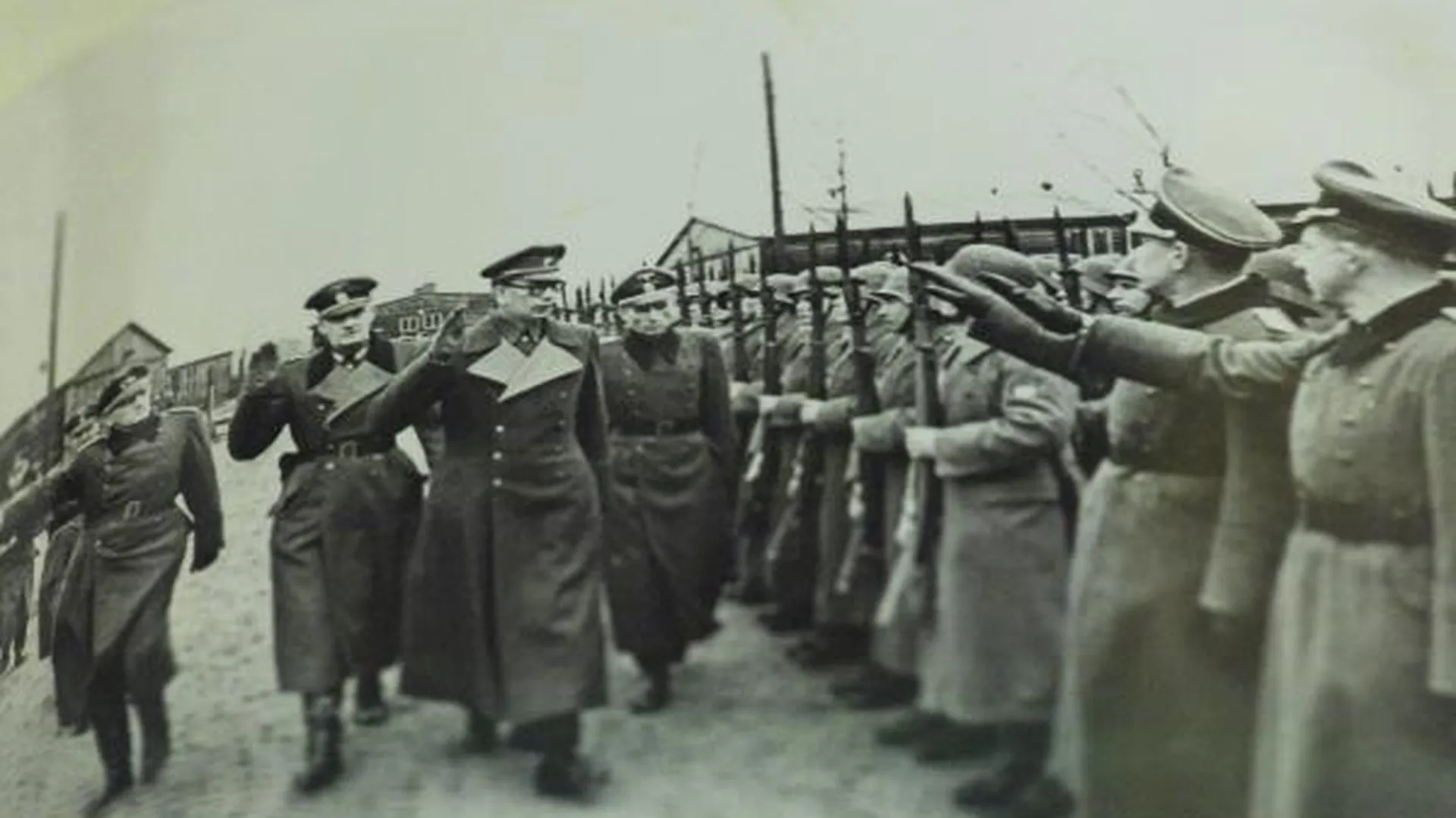 Генерал Андрей Власов вместе с немецкими офицерами принимает парад частей «РОА». Фотография из архивов ФСБ России