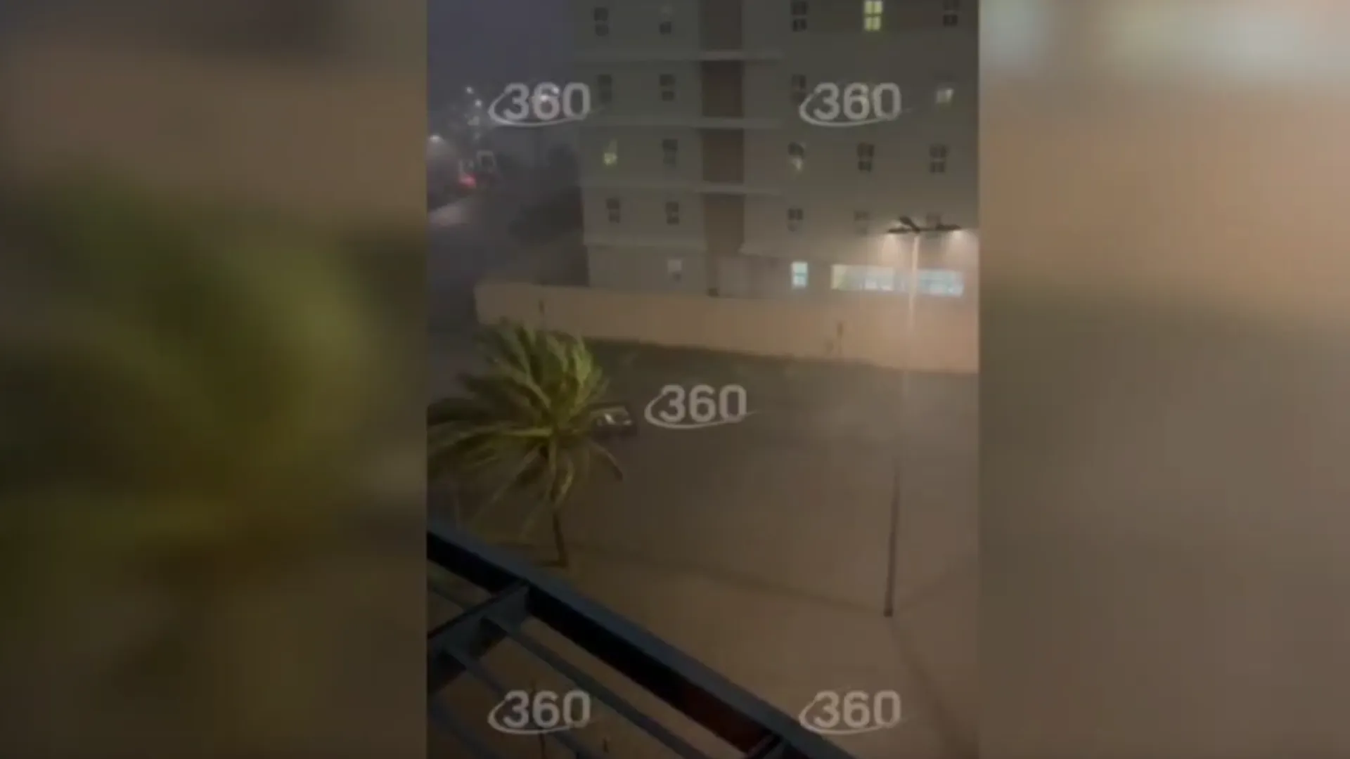 Стало еще хуже. Бушующий ветер и мощный ливень в Дубае сняли на видео