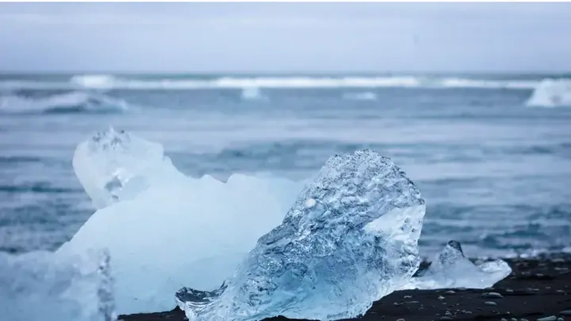 Трех рыбаков спасли на Сахалине с оторвавшейся льдины
