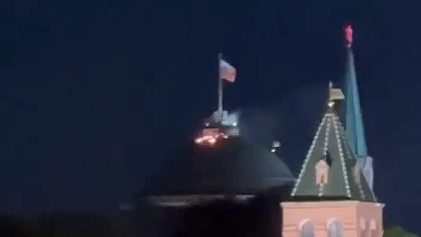 Нападение дрона. Беспилотник над Кремлем. Над Кремлем. Самолеты над Кремлем. Кремль ночью.