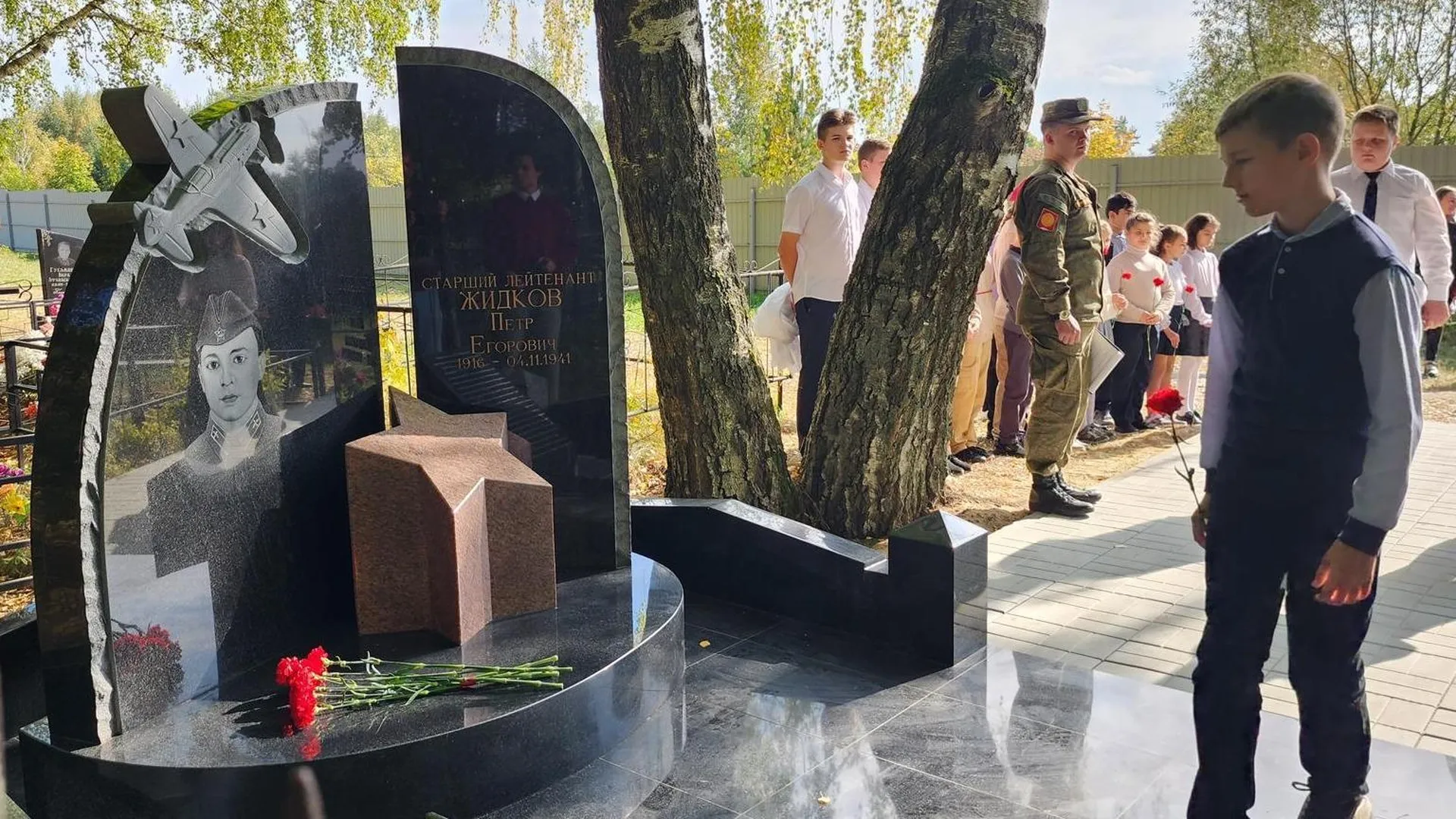 В подмосковном Серпухове открыли памятник погибшему в годы ВОВ летчику