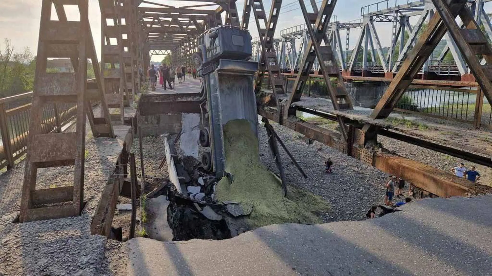 Какой мост обвалился. Обрушение моста. Взрыв моста. Обрушился мост в Закарпатье. Мост рушится.