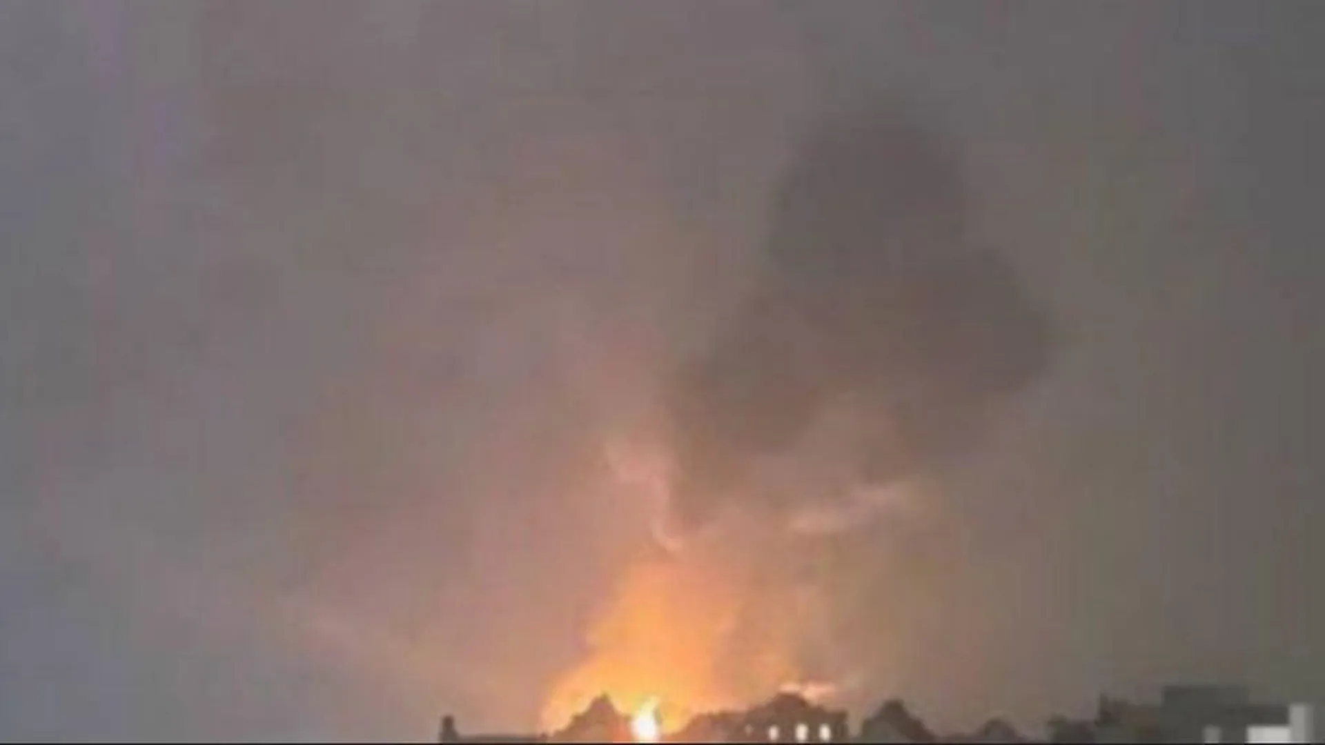 Shot передает о взрывах в районе нефтебазы под Смоленском, видно сильное зарево и дым
