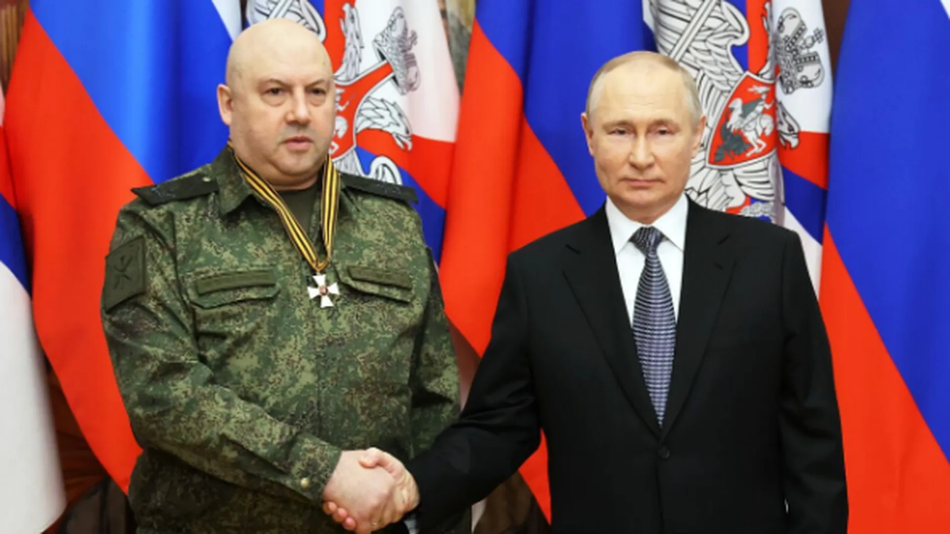 Путин вручил госнаграду Суровикину