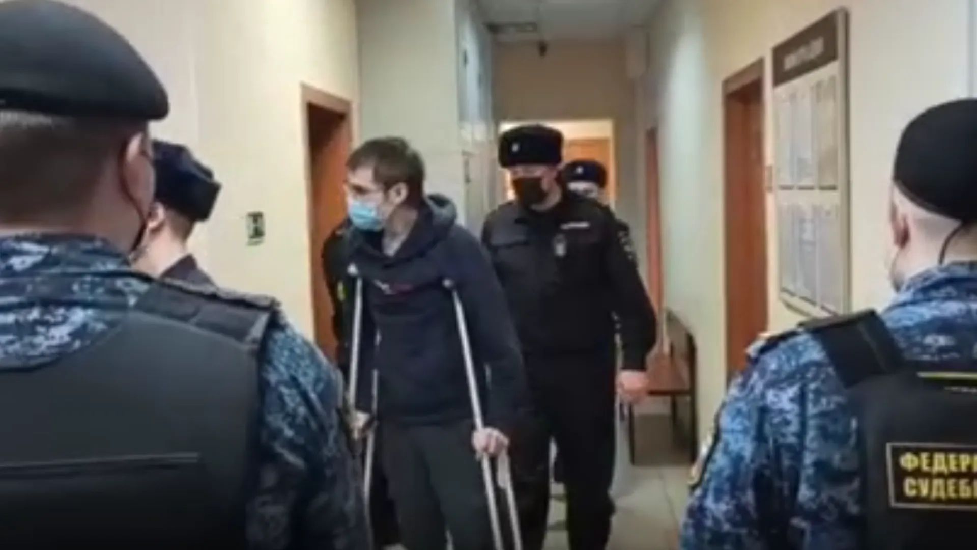 Пермский стрелок Бекмансуров упал в суде и пробил головой потолок