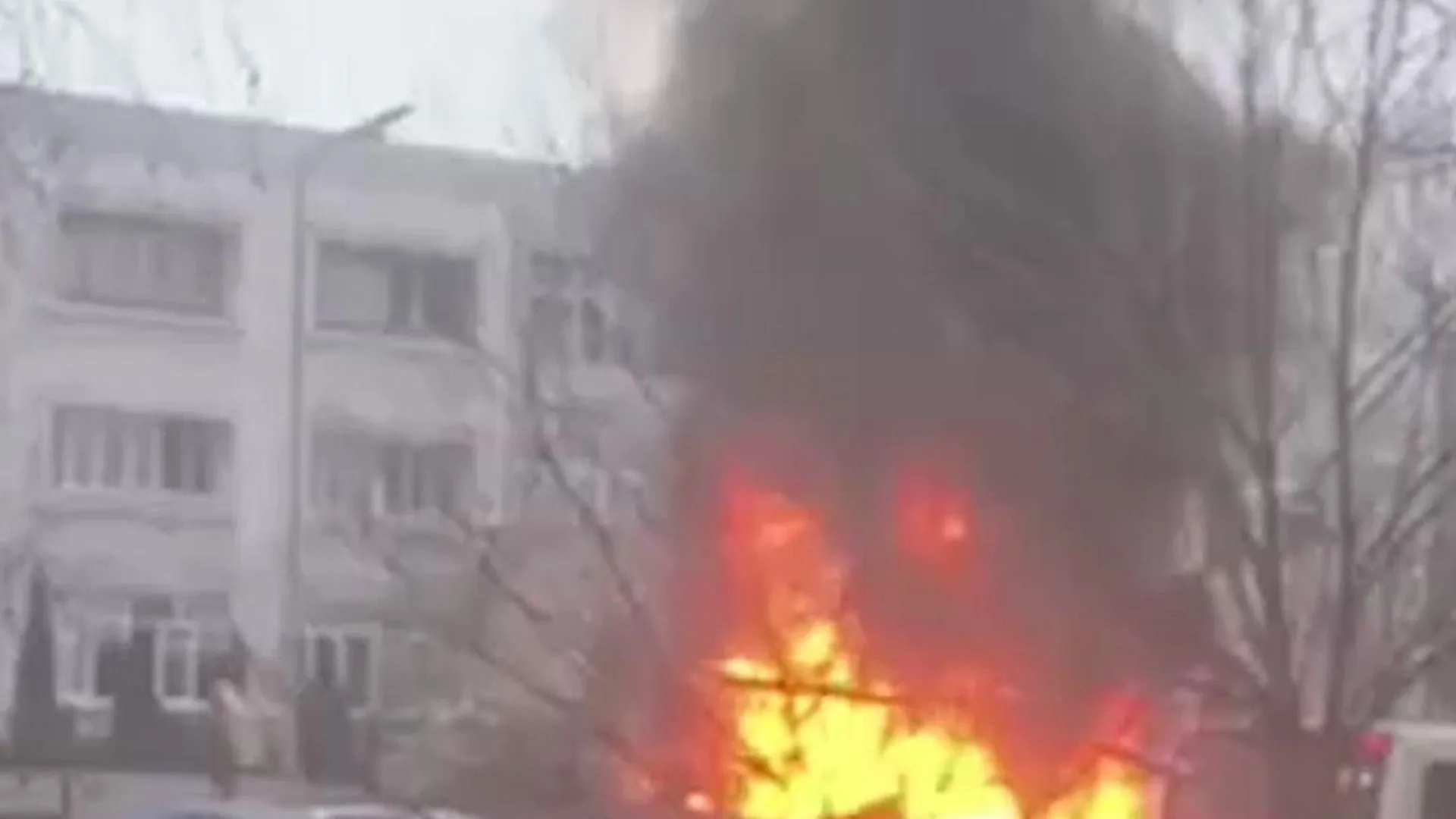Readovka: вражеский снаряд разорвался в центре Белгорода, горит автомобиль, есть пострадавшие и погибшие