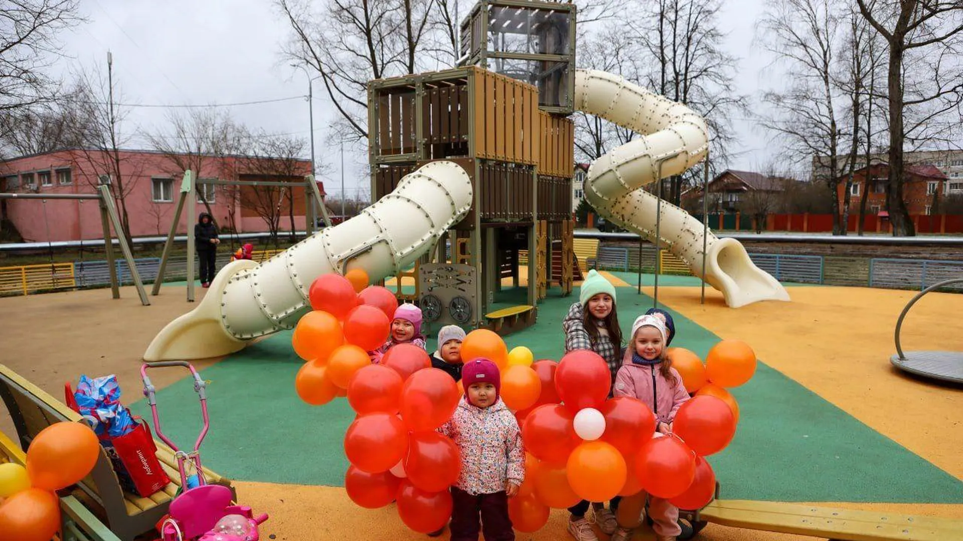 Новая детская площадка установлена в серпуховском поселке Большевик