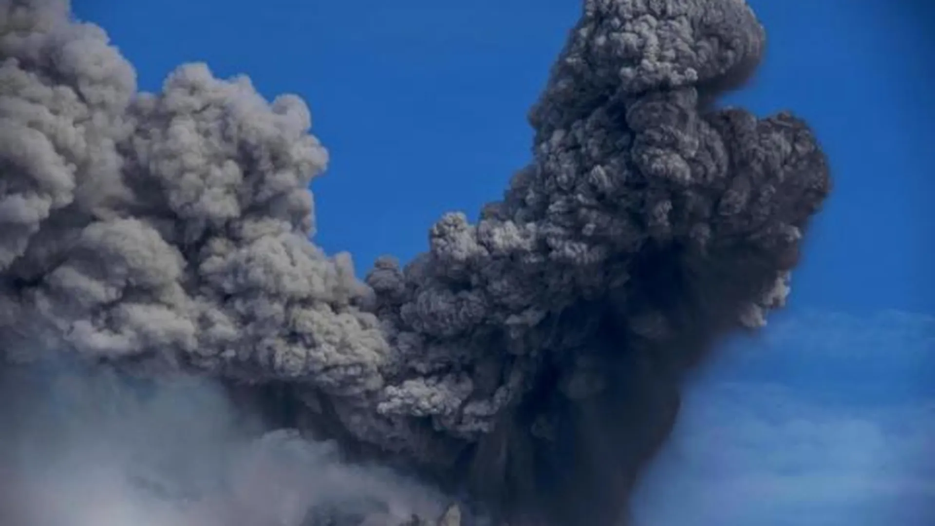 Специалисты сообщили о мощном пепловом выбросе из вулкана Эбеко на Курилах