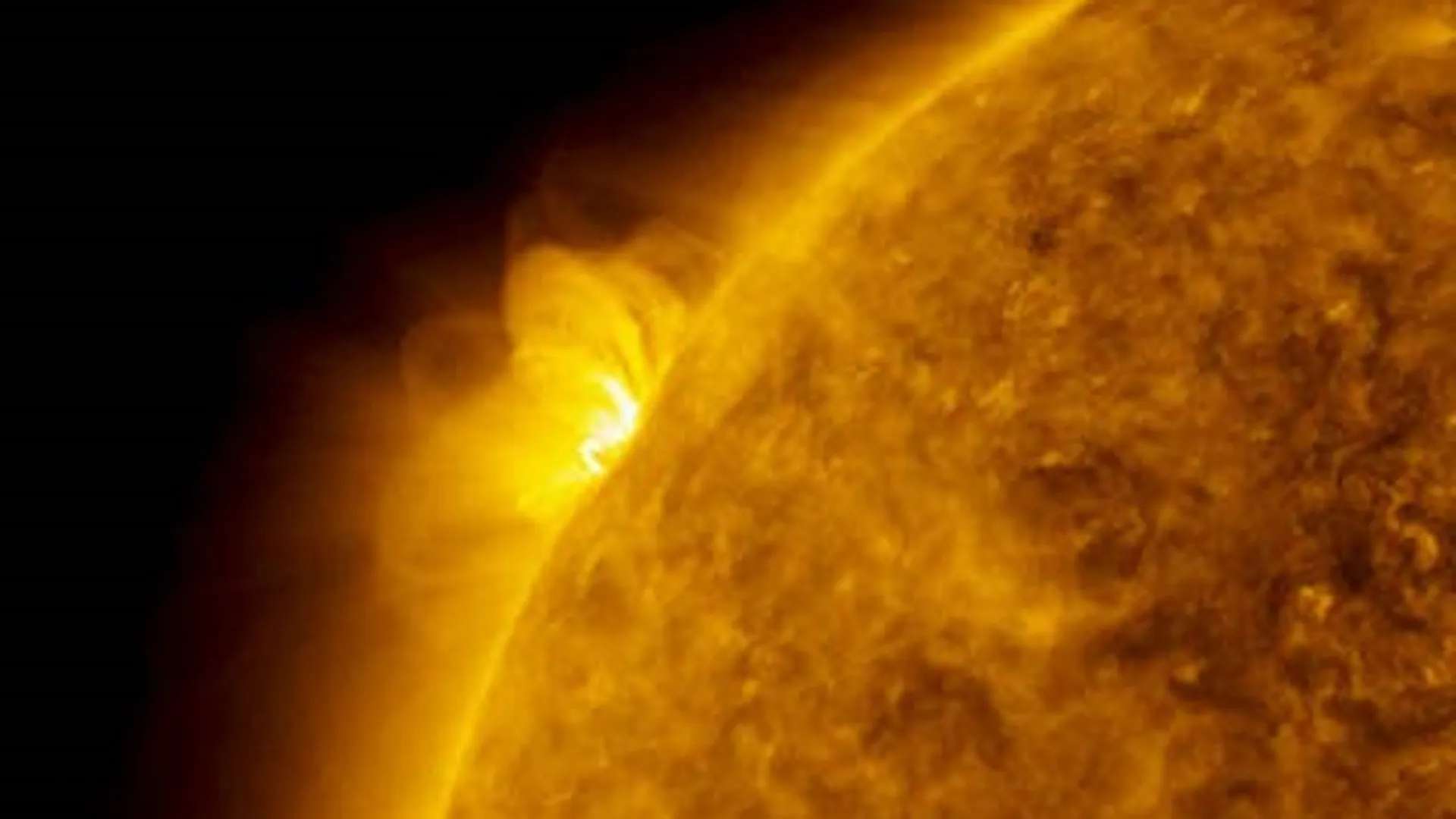 Вспышки на солнце сегодня в реальном времени. Солнечная вспышка m класса. Вспышка на солнце 2023. Вспышка на солнце октябрь 2021. Вспышка на солнце класса m.