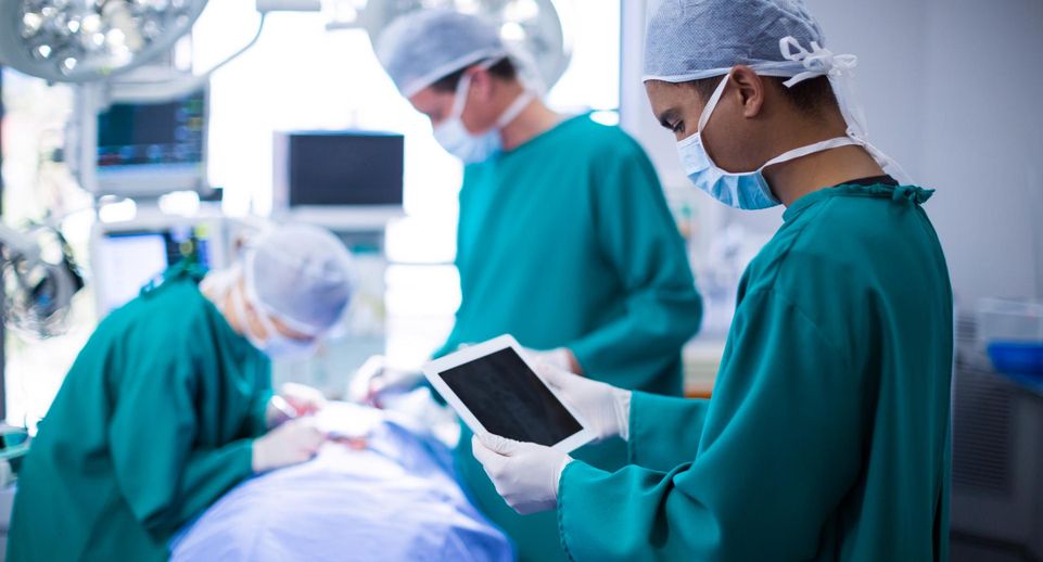 СПбГПМУ: хирурги 10 часов оперировали ребенка, опустившего руку в блендер
