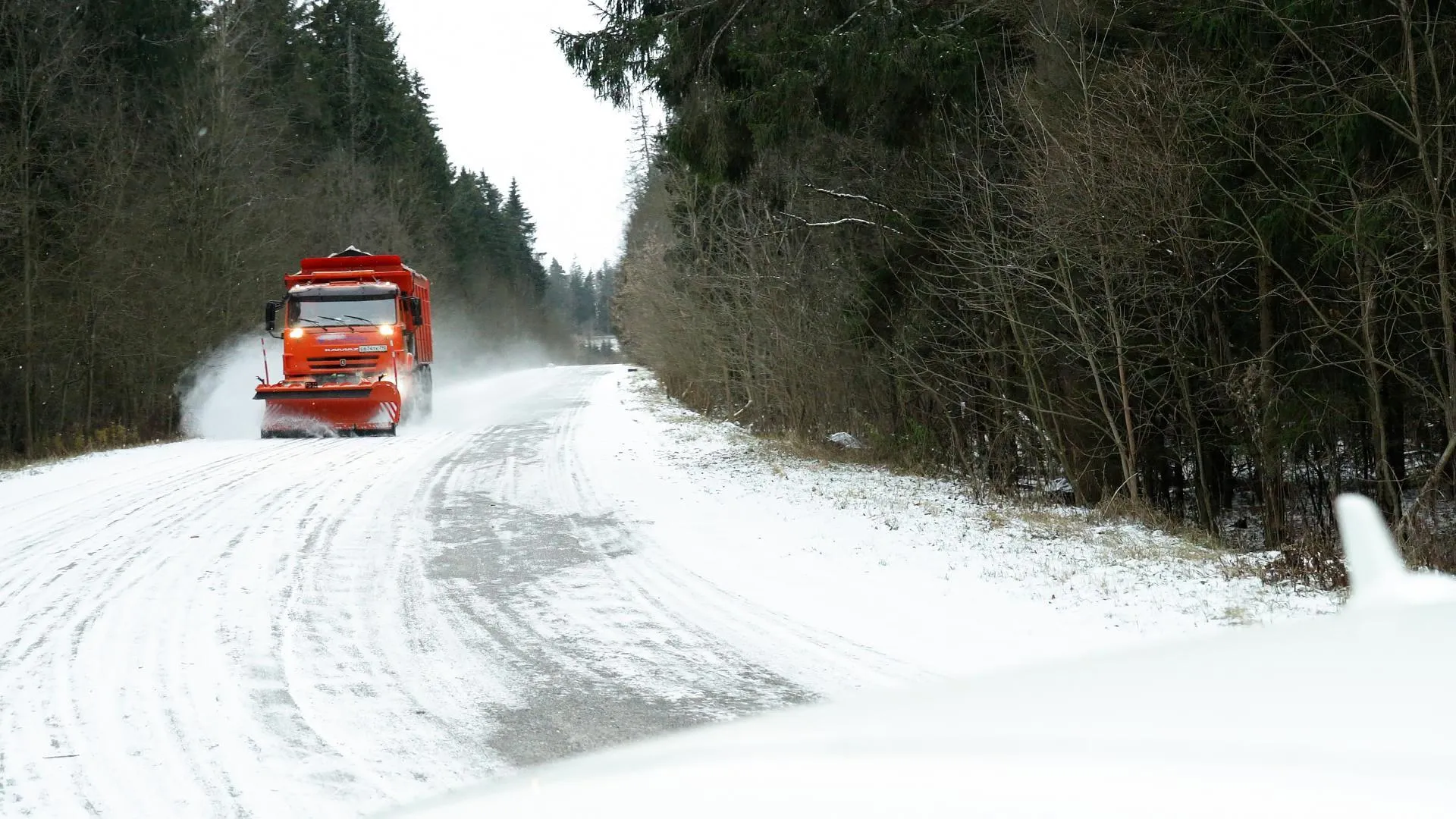 Почти 8 тысяч километров дорог Подмосковья очистили от снега за ночь