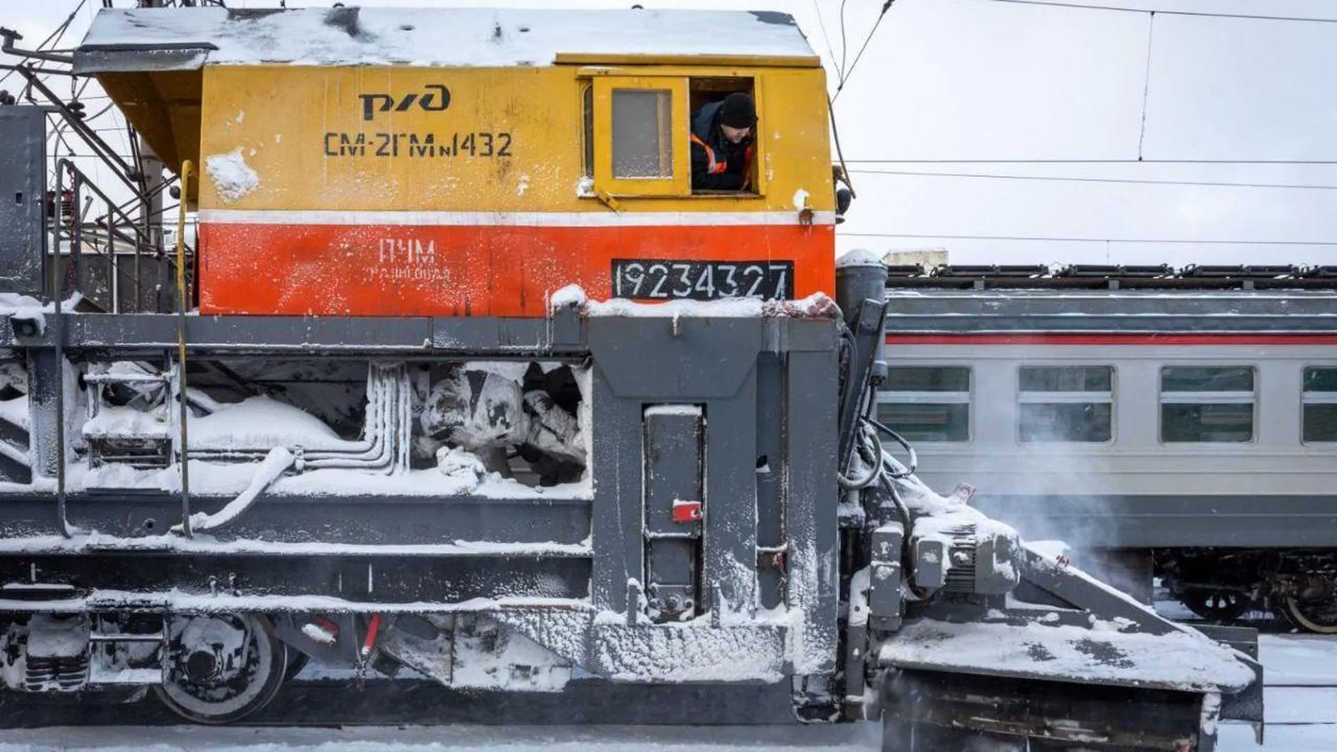 Более 1,8 тысячи километров железной дороги расчистили от снега в Подмосковье