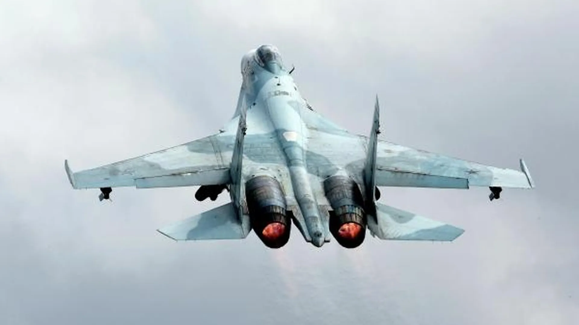 Истребитель Су-27 подняли в воздух из-за самолетов ВКС Франции у границы