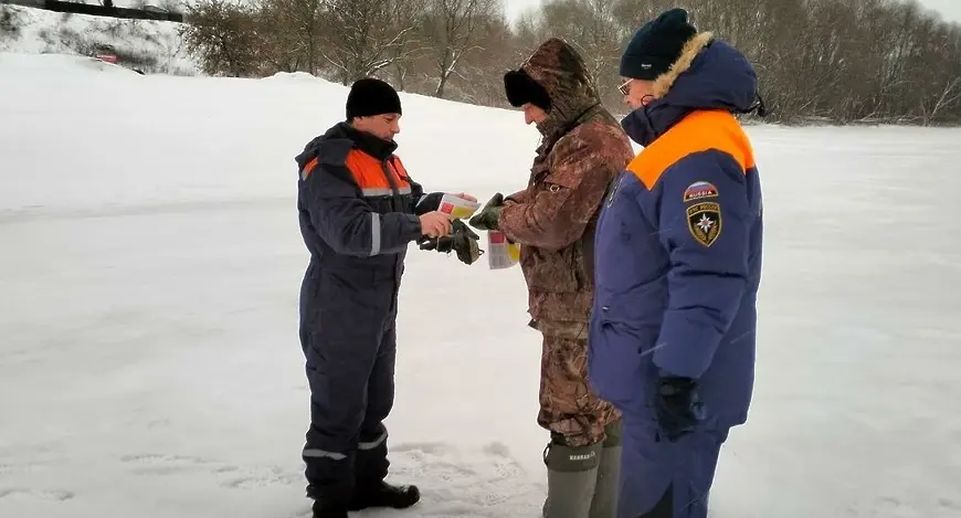 Подмосковные спасатели провели тренировку по спасению человека из ледяной полыньи