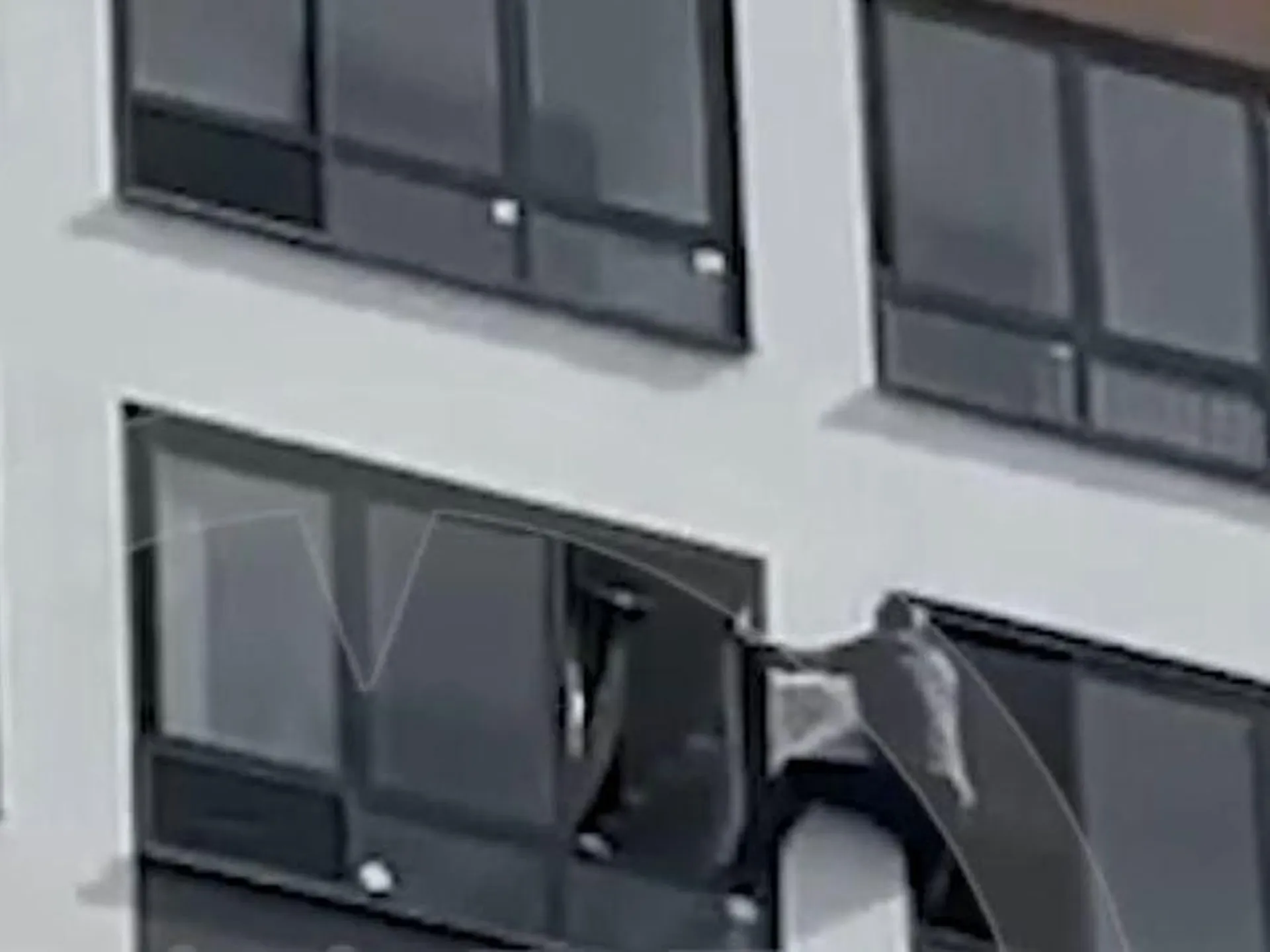 Отважный екатеринбуржец перелез на балкон 11-го этажа и спас запертую внуком бабушку