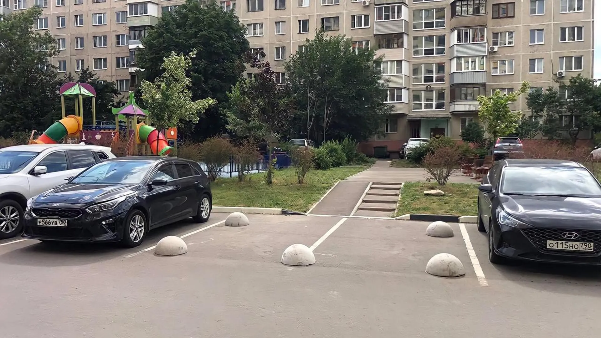 Жителей Подмосковья призвали правильно парковаться во дворах