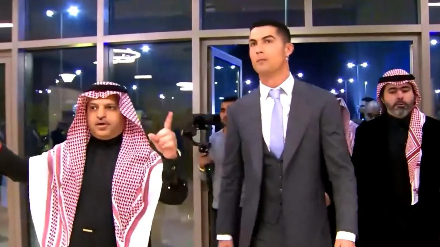 Аль наср прямо сейчас. Футбольный клуб Саудовская Аравия Аль Наср. Al Nasir Ronaldo. Робот Саудовская Аравия охранник. Клубы Саудовской Аравии.