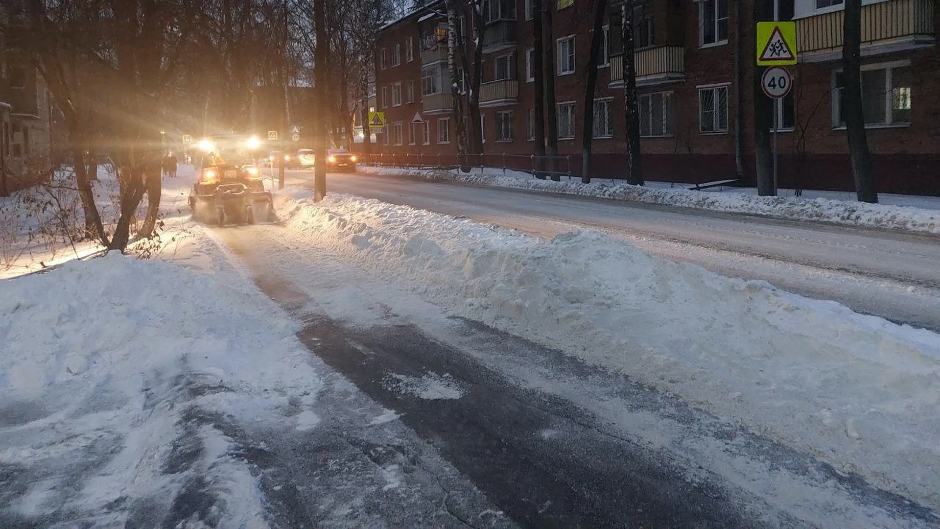 Дорожники и коммунальщики Долгопрудного борются с последствиями снегопада