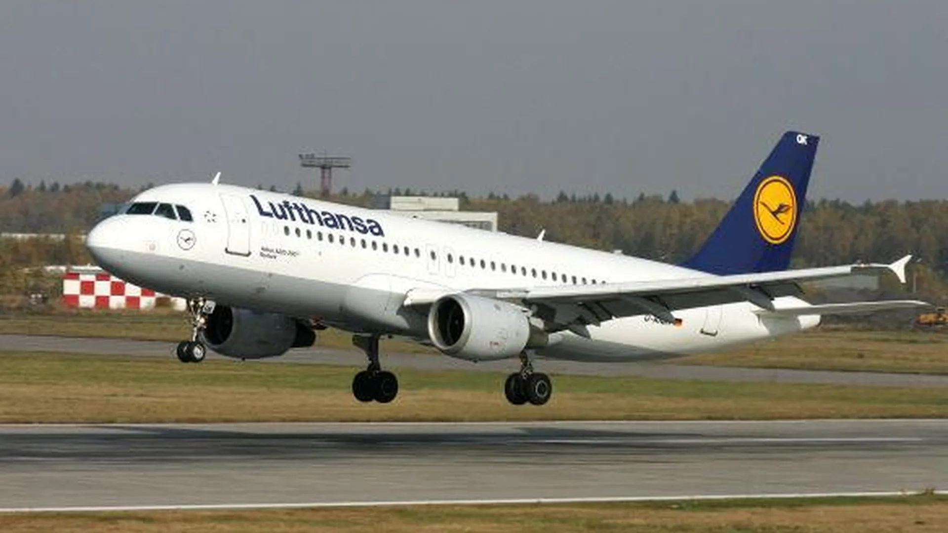 Десятки рейсов отменяет «Lufthansa» из-за забастовок в аэропортах 