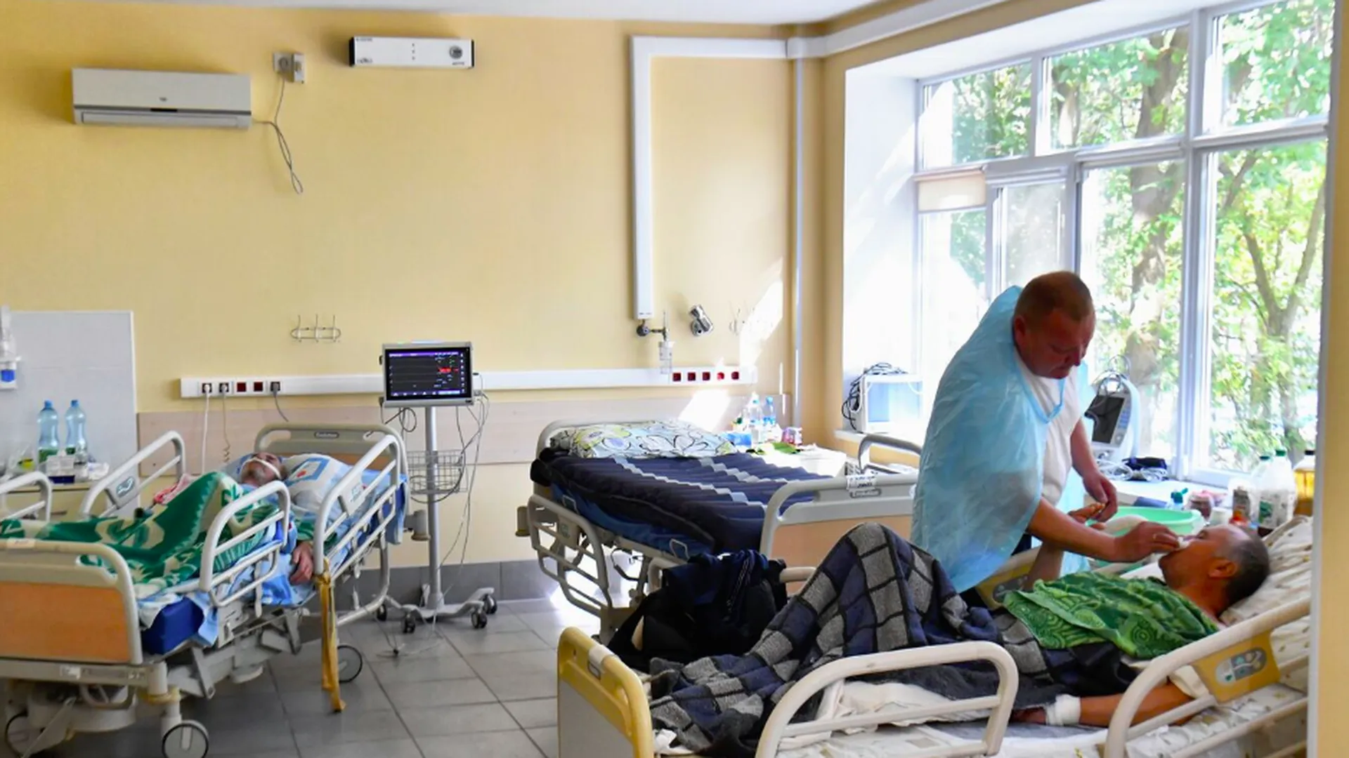 Пациенты, перенесшие инсульт, в палате неврологического отделения городской больницы № 2 в Мелитополе