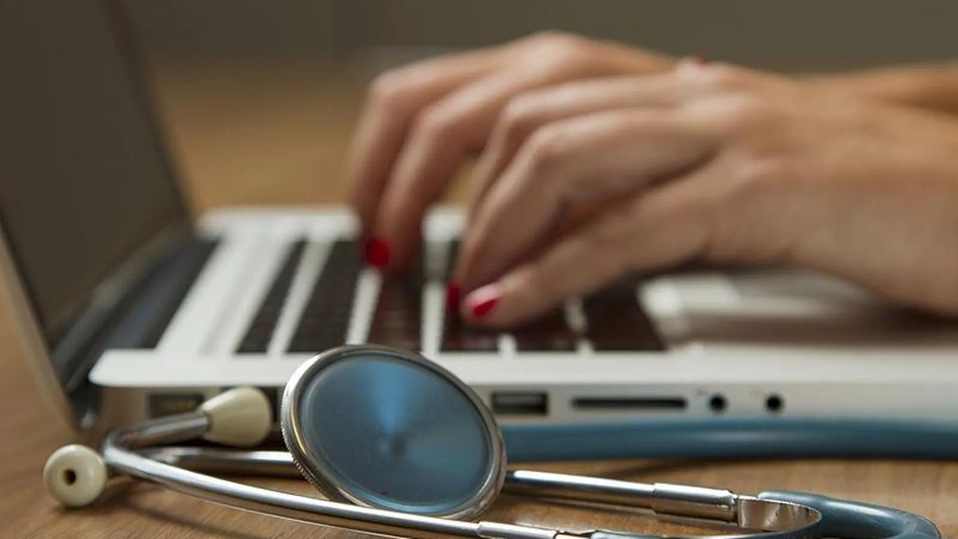 Ставить диагнозы и лечить через интернет могут разрешить врачам в Подмосковье