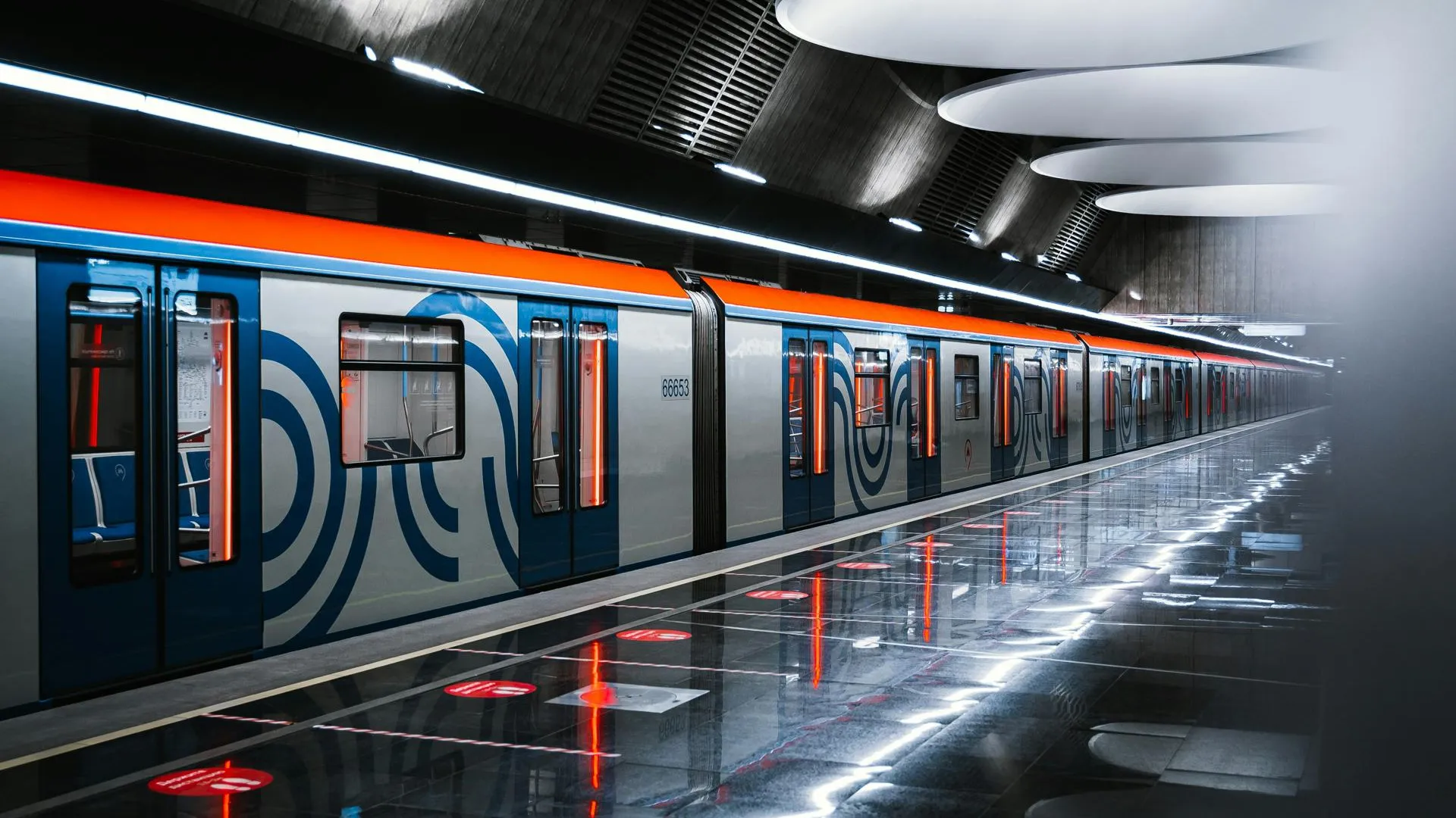 Два человека оказались на путях московского метро утром 6 апреля