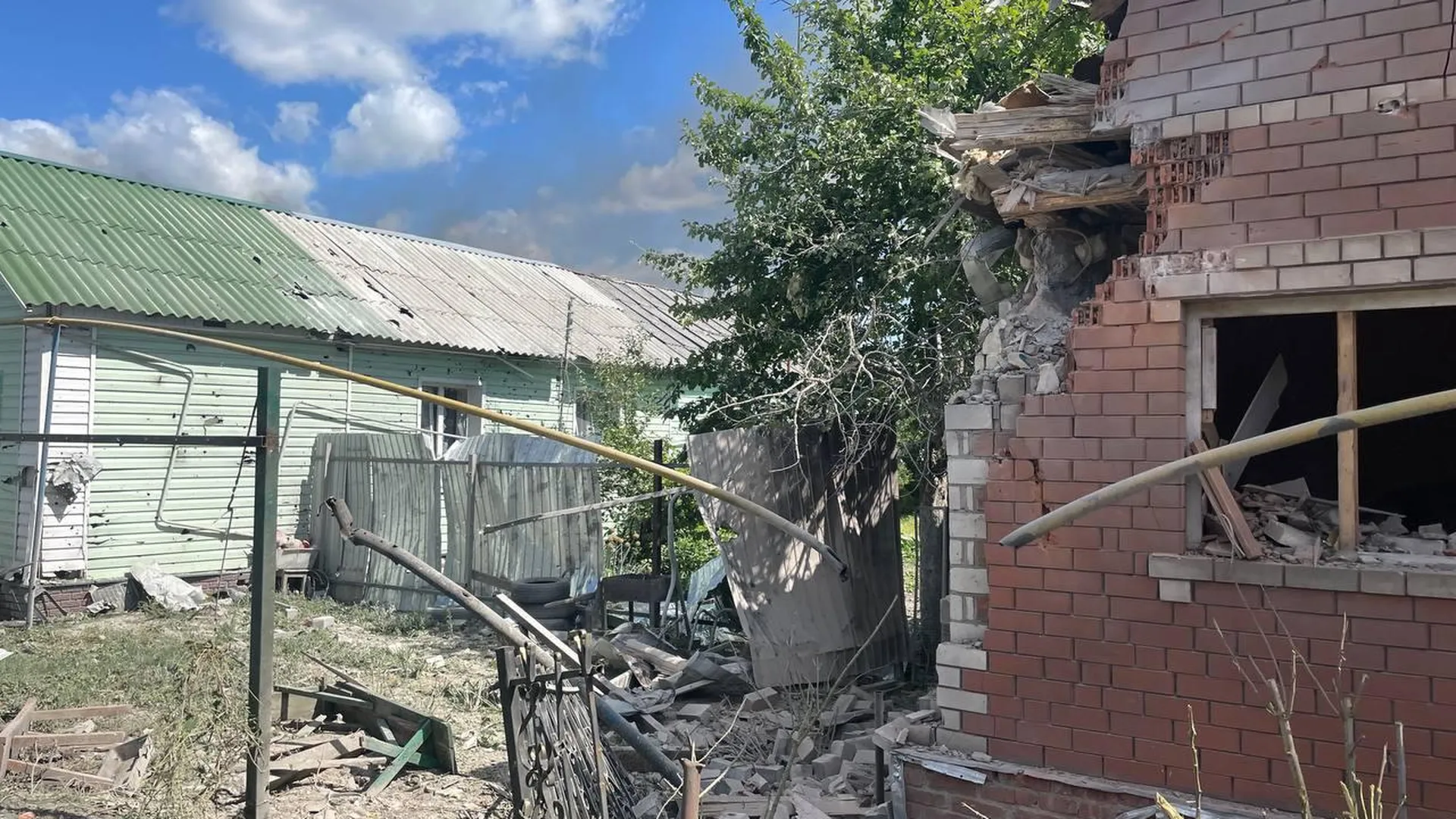 Разрушенные дома. Разрушенные дома в Украине. Обстрелы Курской области со стороны Украины. Козинка белгородская область обстрел сегодня последние