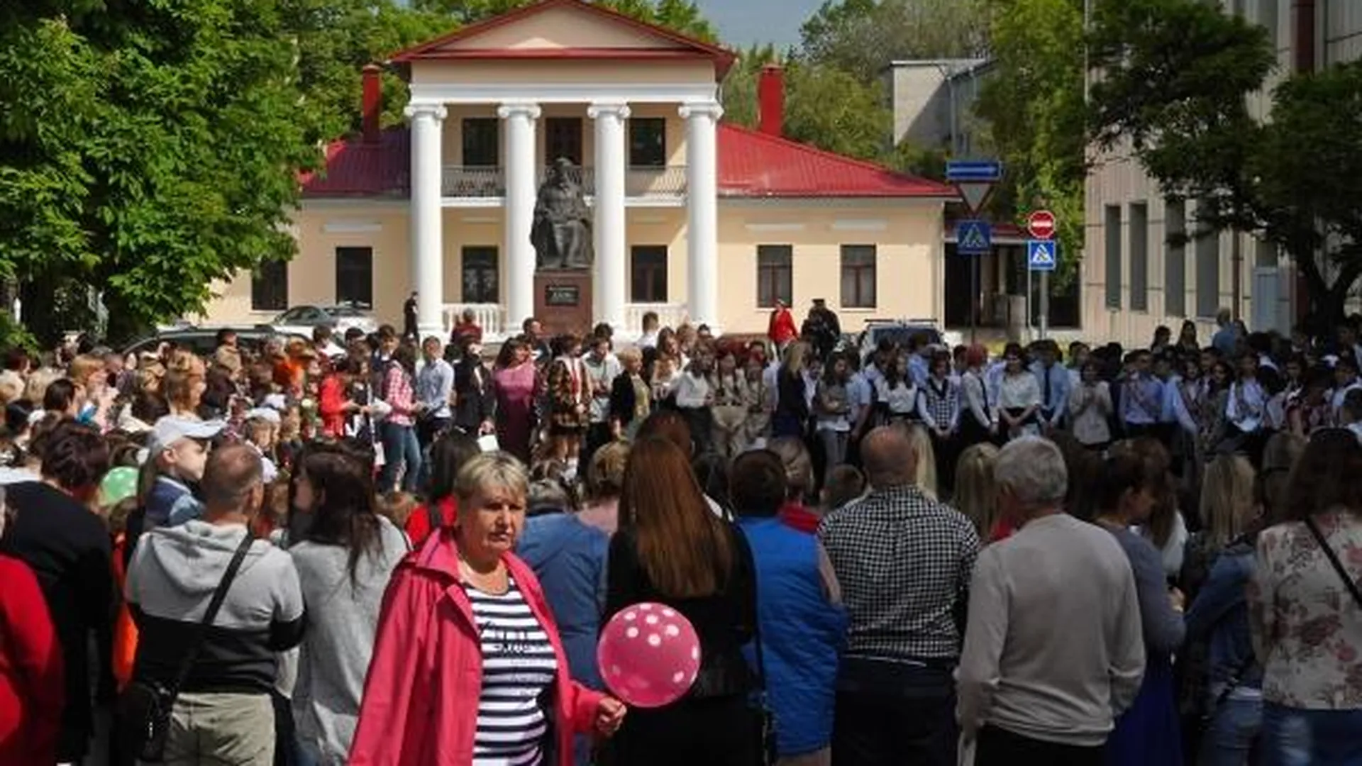 Учащиеся средней образовательной школы № 2 Луганска и их родители