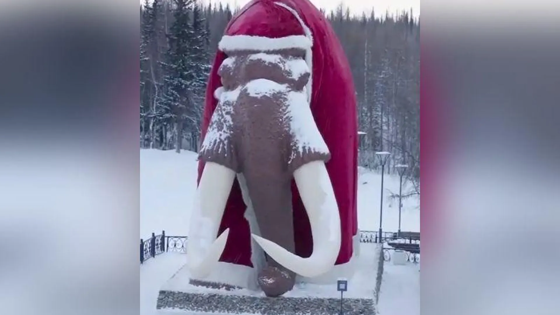 Огромную скульптуру мамонта в Салехарде нарядили в костюм Деда Мороза